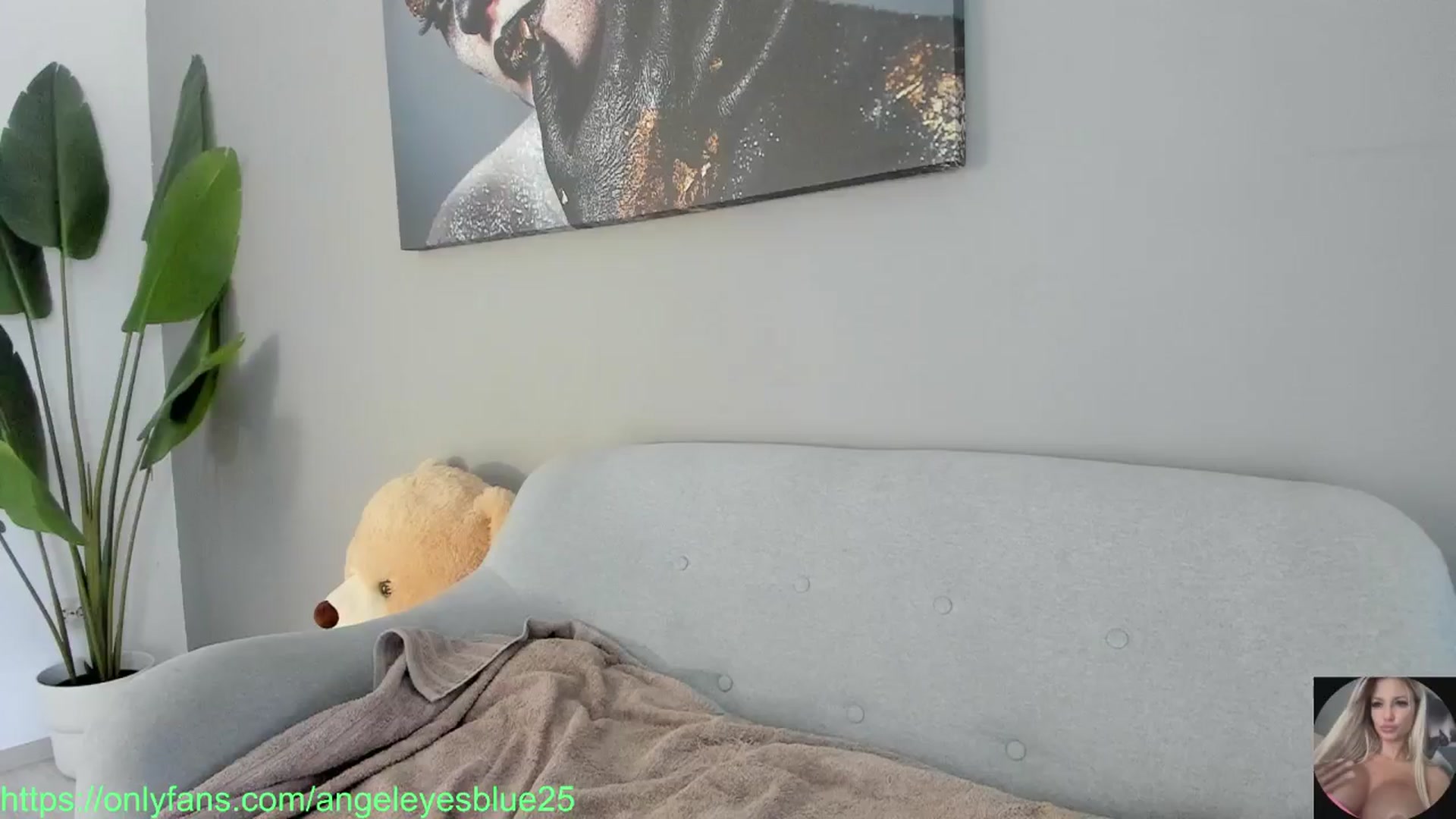 Gallery image thumbnail from Angeleyesblue's myfreecams stream on, 10/18/2024, 09:33 image 1 of 20