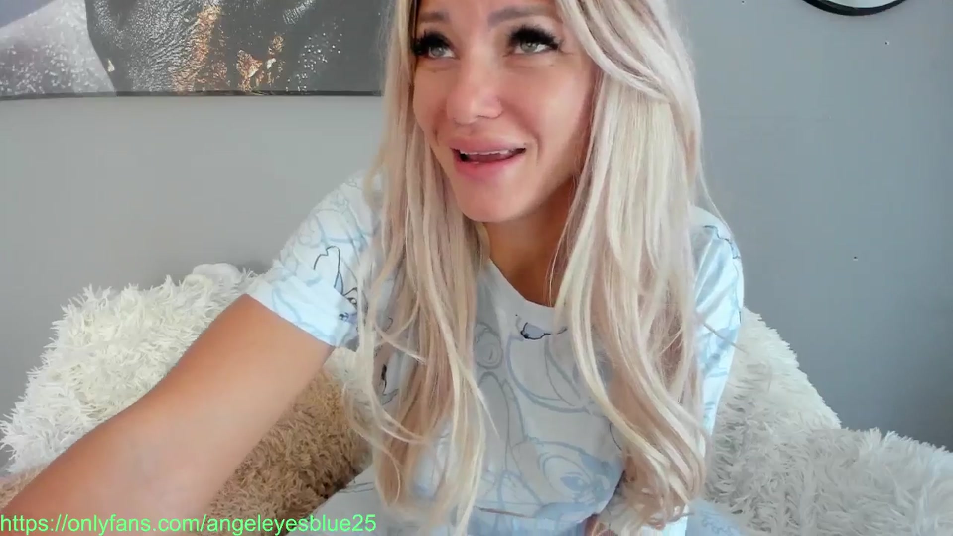 Gallery image thumbnail from Angeleyesblue's myfreecams stream on, 10/20/2024, 09:17 image 14 of 20