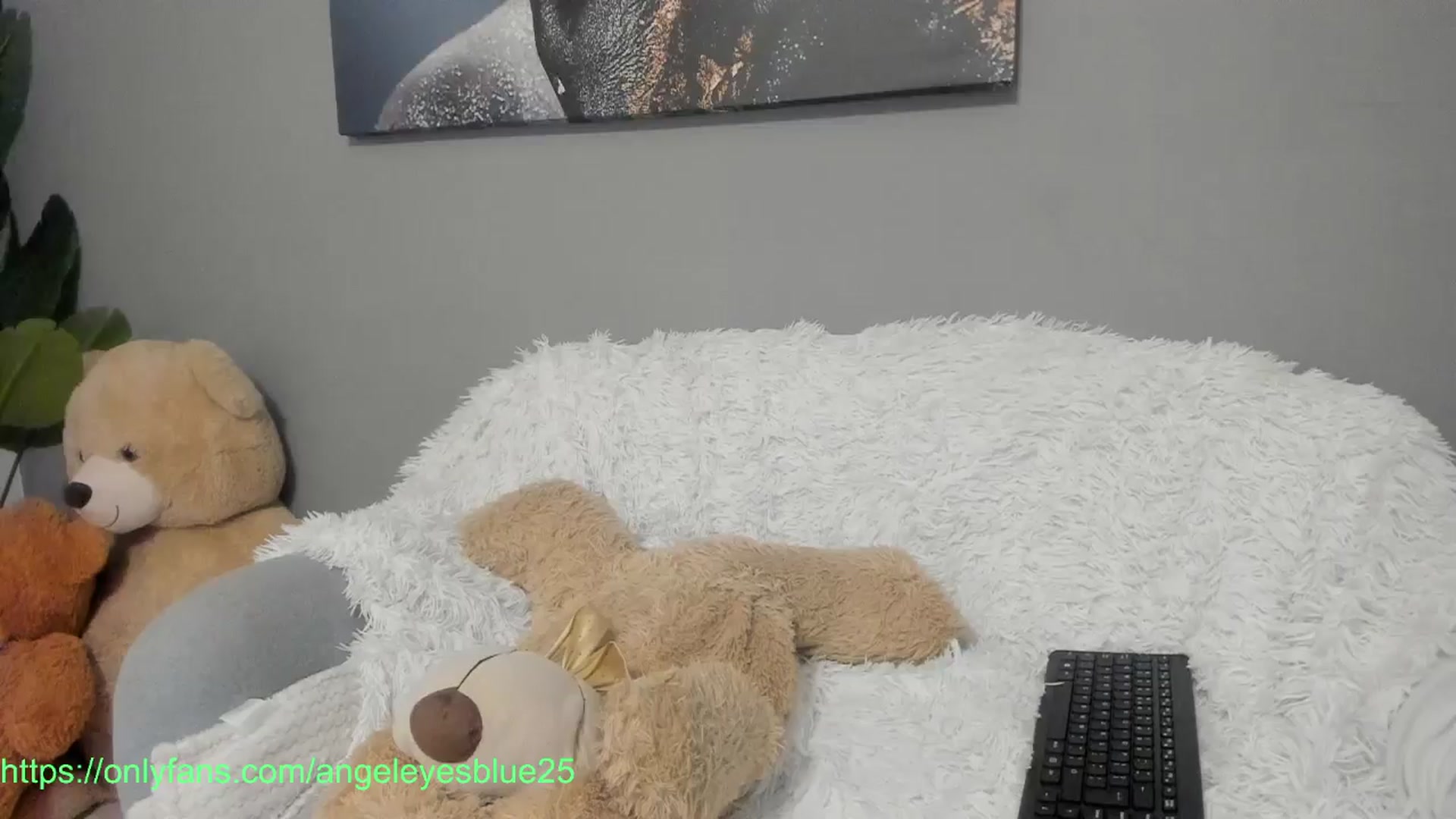 Gallery image thumbnail from Angeleyesblue's myfreecams stream on, 10/20/2024, 17:49 image 10 of 20
