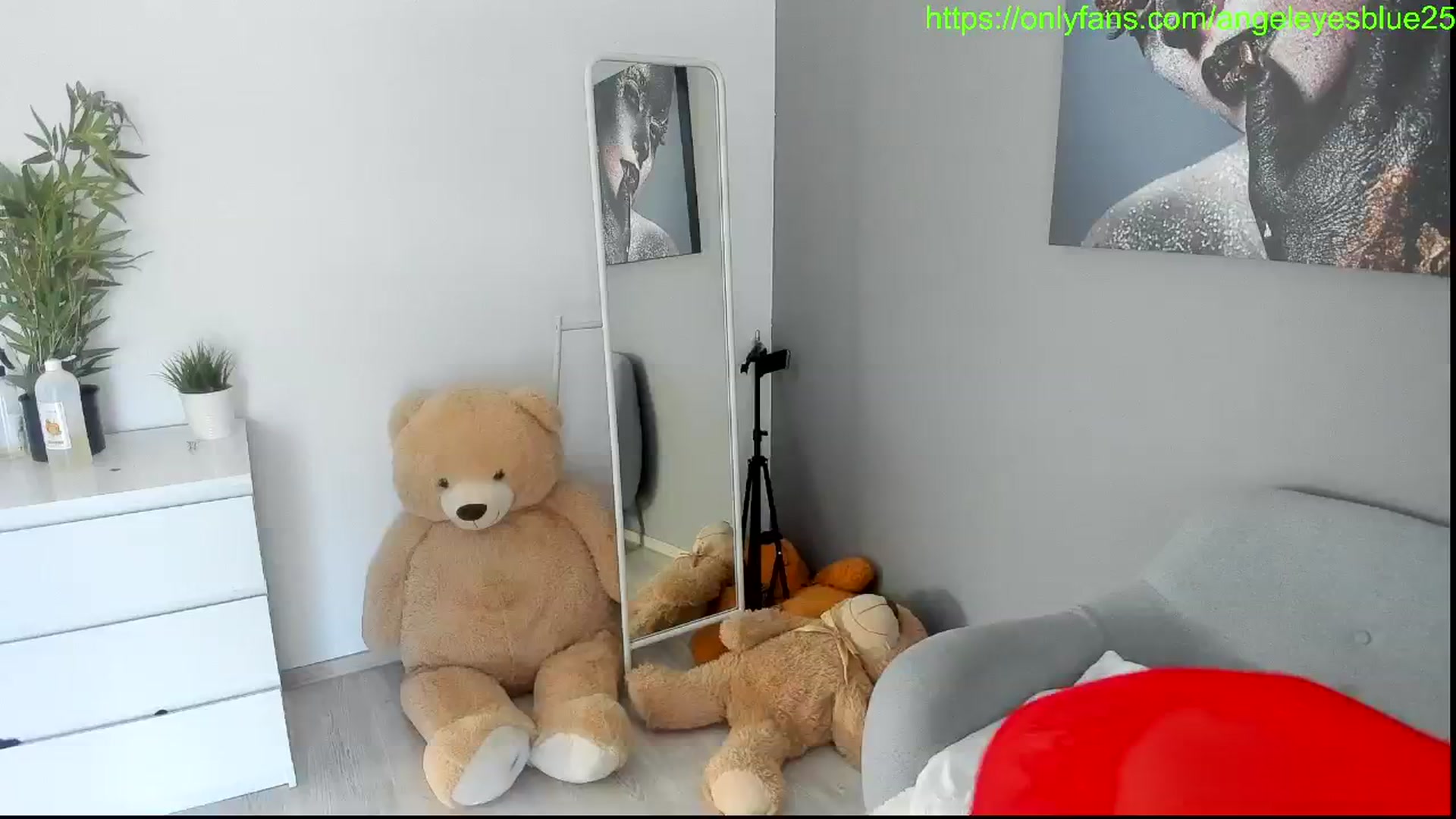 Gallery image thumbnail from Angeleyesblue's myfreecams stream on, 10/25/2024, 09:43 image 1 of 20