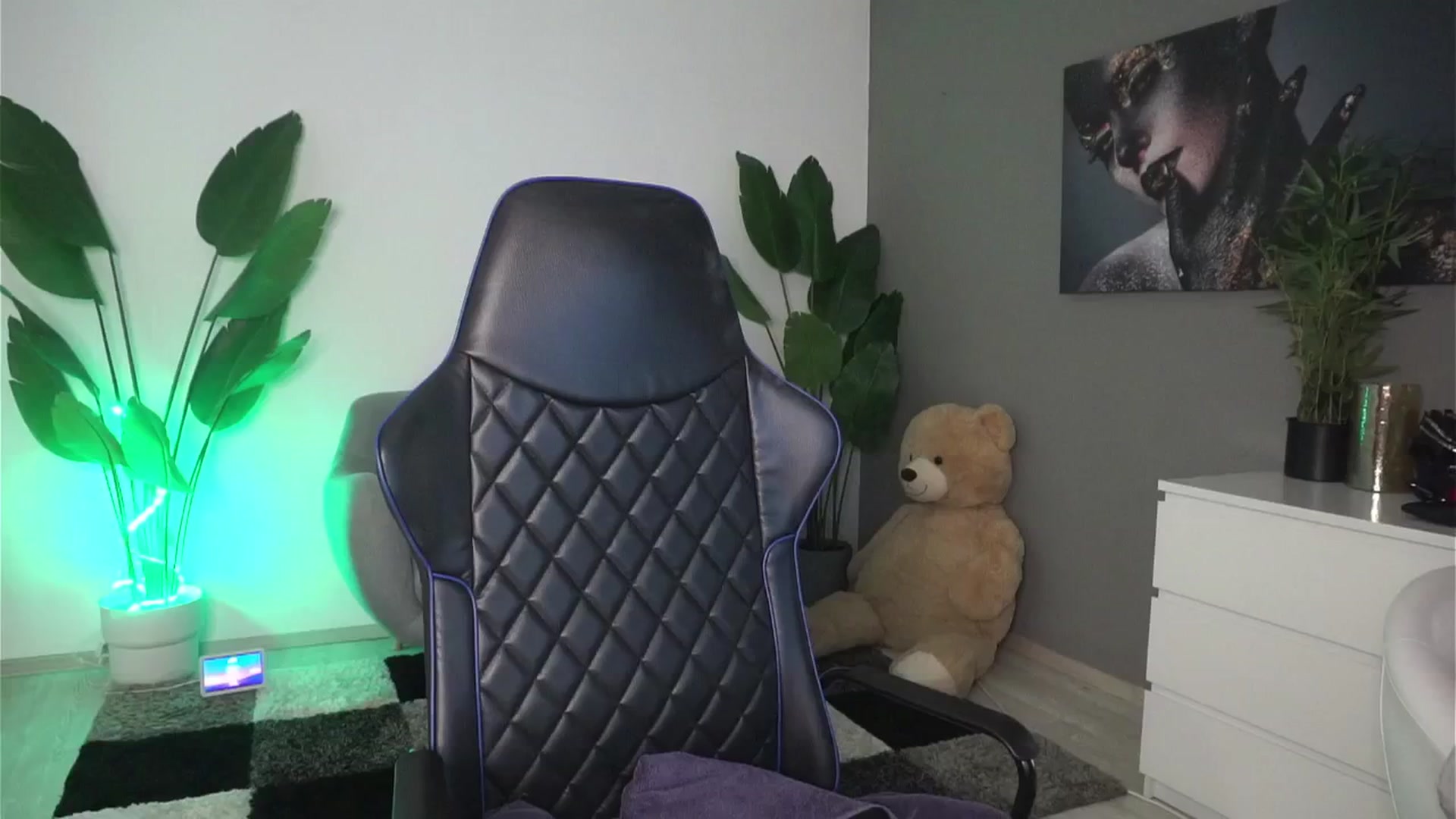 Gallery image thumbnail from Angeleyesblue's myfreecams stream on, 12/25/2024, 19:25 image 1 of 20