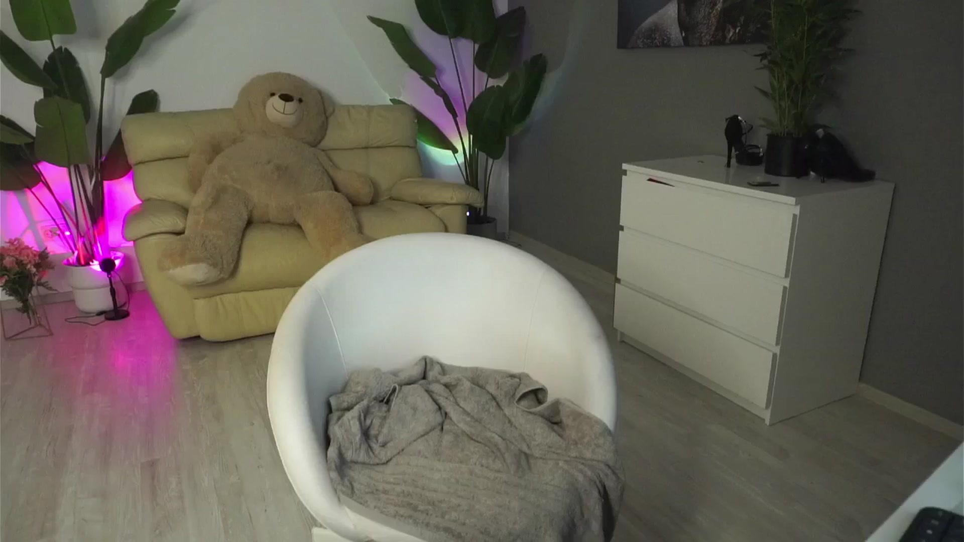 Gallery image thumbnail from Angeleyesblue's myfreecams stream on, 12/24/2025, 23:46 image 18 of 20