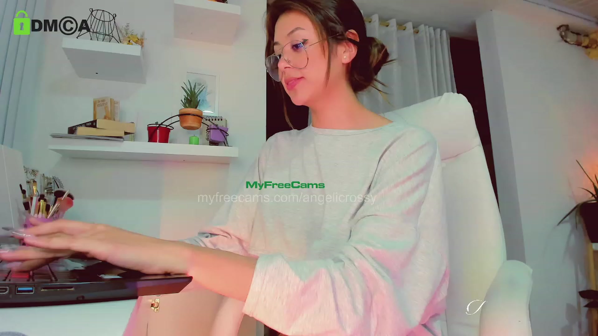 Gallery image thumbnail from AngelicRossy's myfreecams stream on, 02/01/2023, 24:31 image 5 of 20