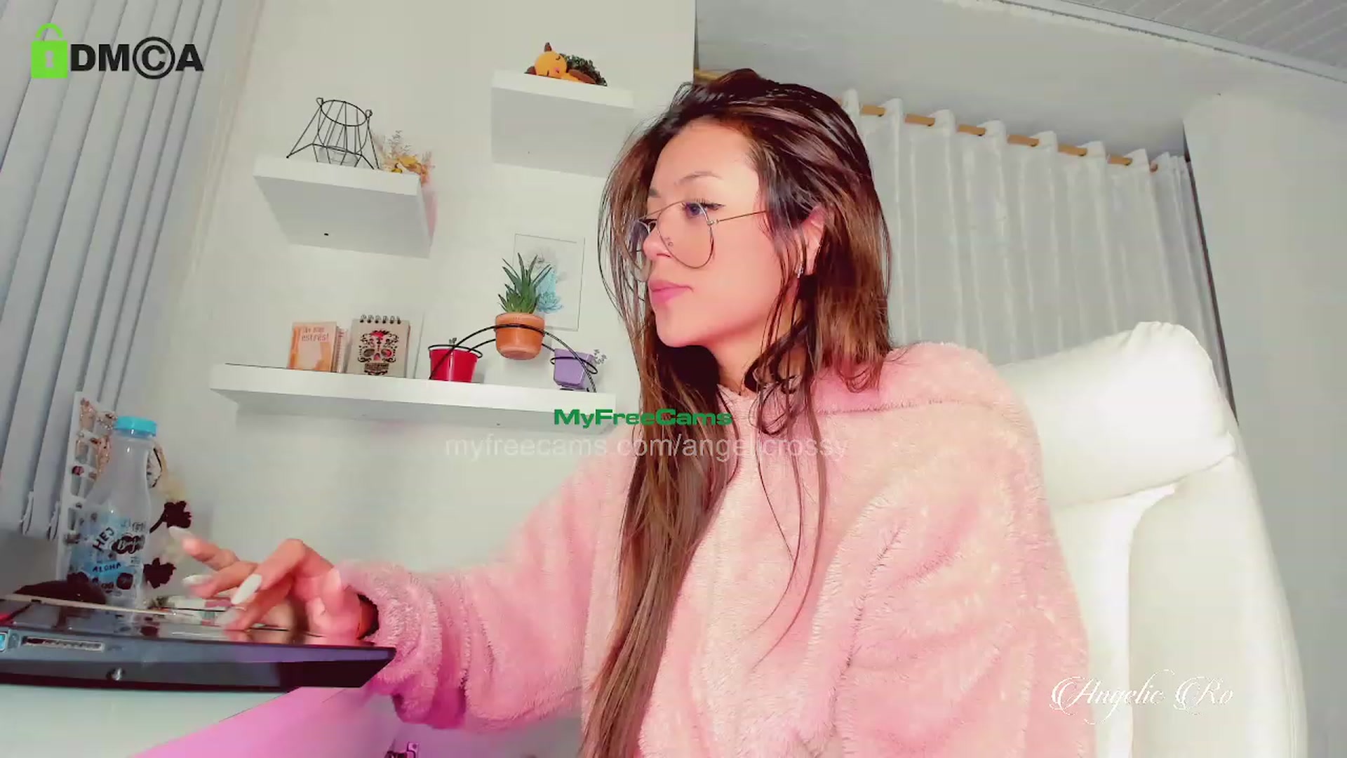 Gallery image thumbnail from AngelicRossy's myfreecams stream on, 03/12/2023, 24:03 image 6 of 20