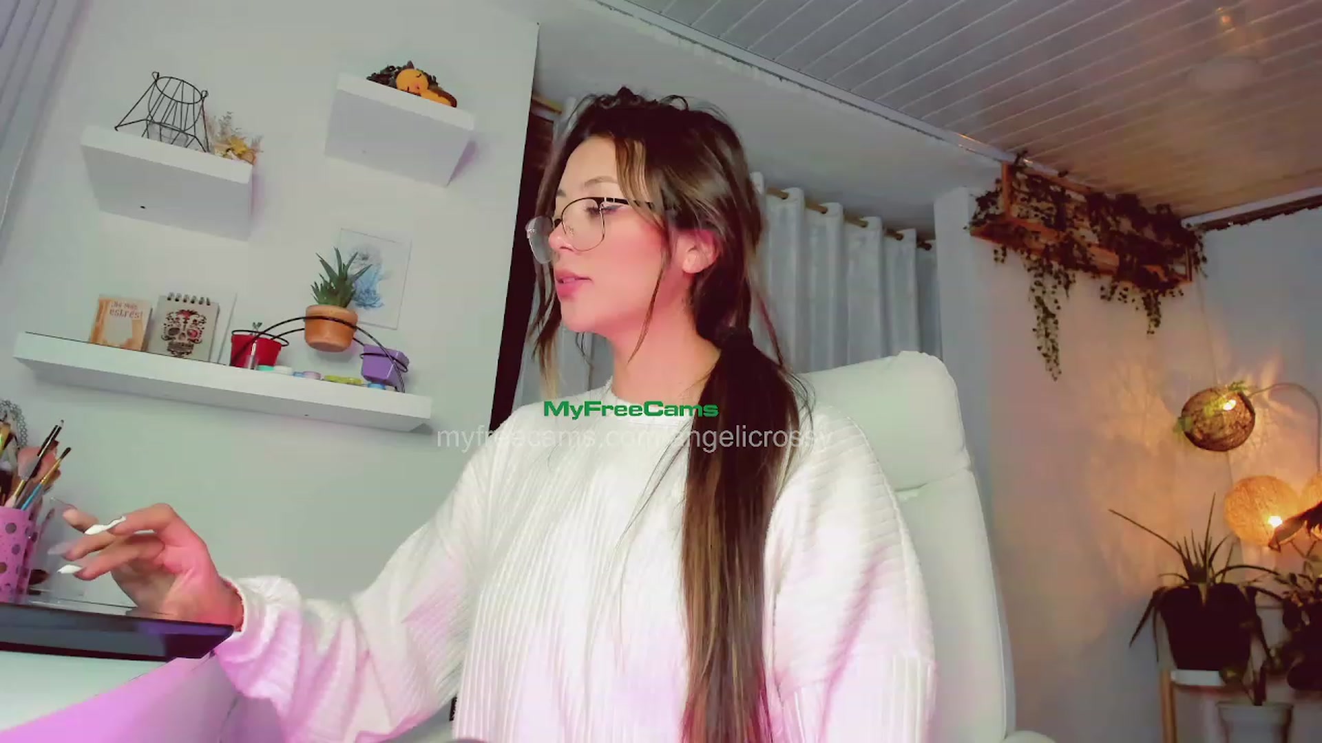 Gallery image thumbnail from AngelicRossy's myfreecams stream on, 04/19/2023, 01:00 image 4 of 20
