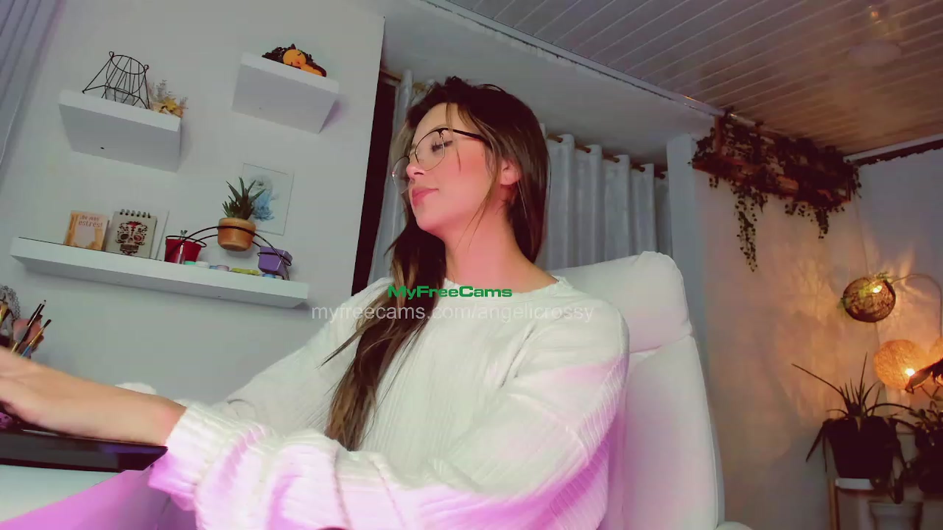 Gallery image thumbnail from AngelicRossy's myfreecams stream on, 04/19/2023, 01:00 image 5 of 20