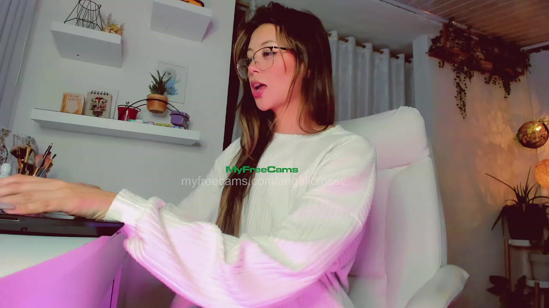 Gallery image thumbnail from AngelicRossy's myfreecams stream on, 04/19/2023, 01:00 image 11 of 20