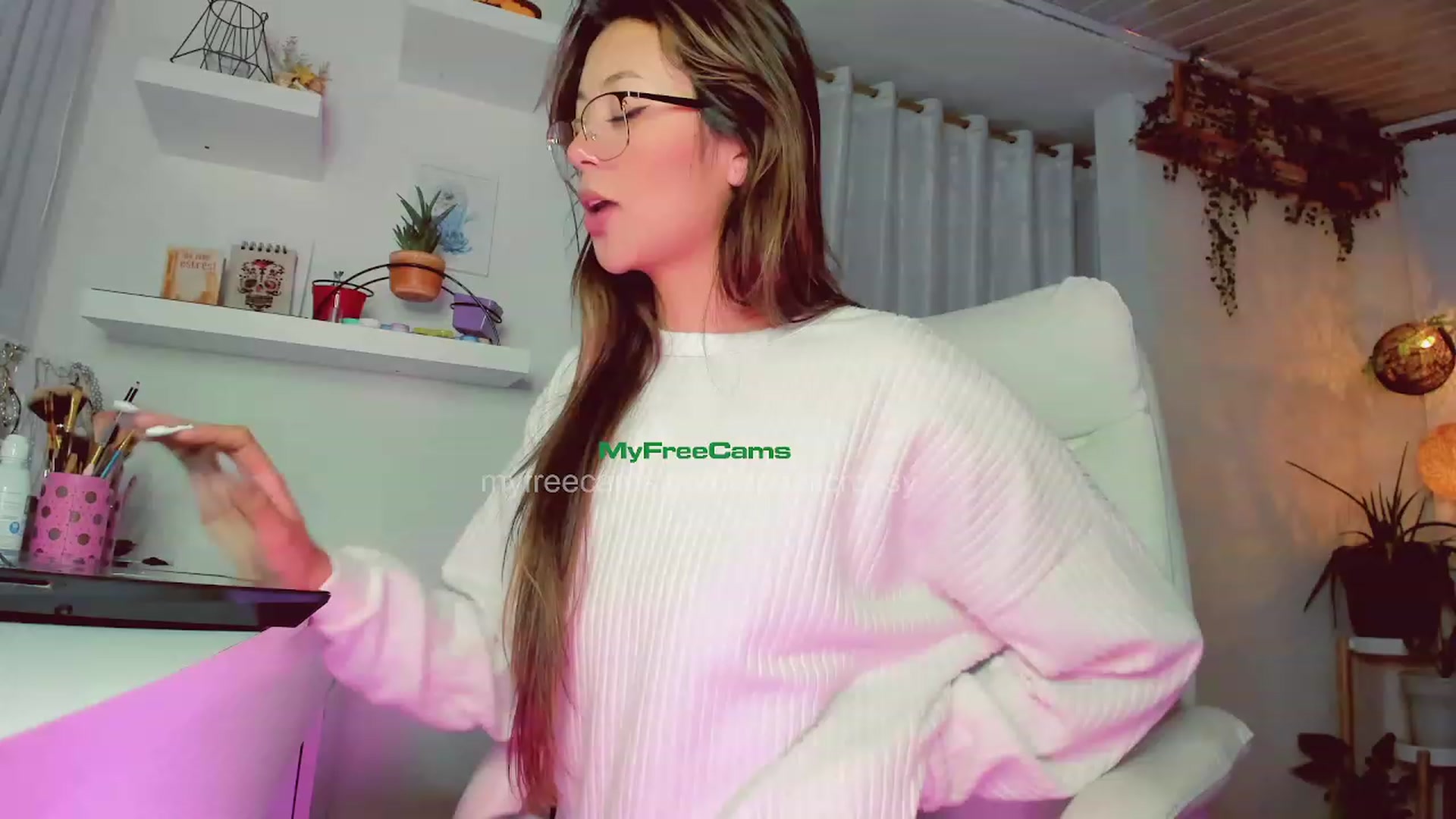 Gallery image thumbnail from AngelicRossy's myfreecams stream on, 04/19/2023, 01:00 image 18 of 20