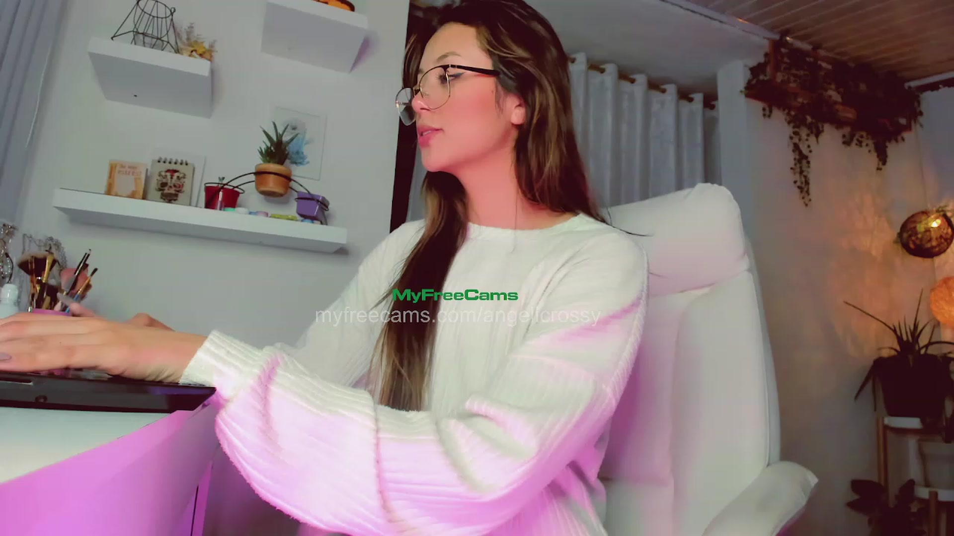Gallery image thumbnail from AngelicRossy's myfreecams stream on, 04/19/2023, 01:00 image 17 of 20