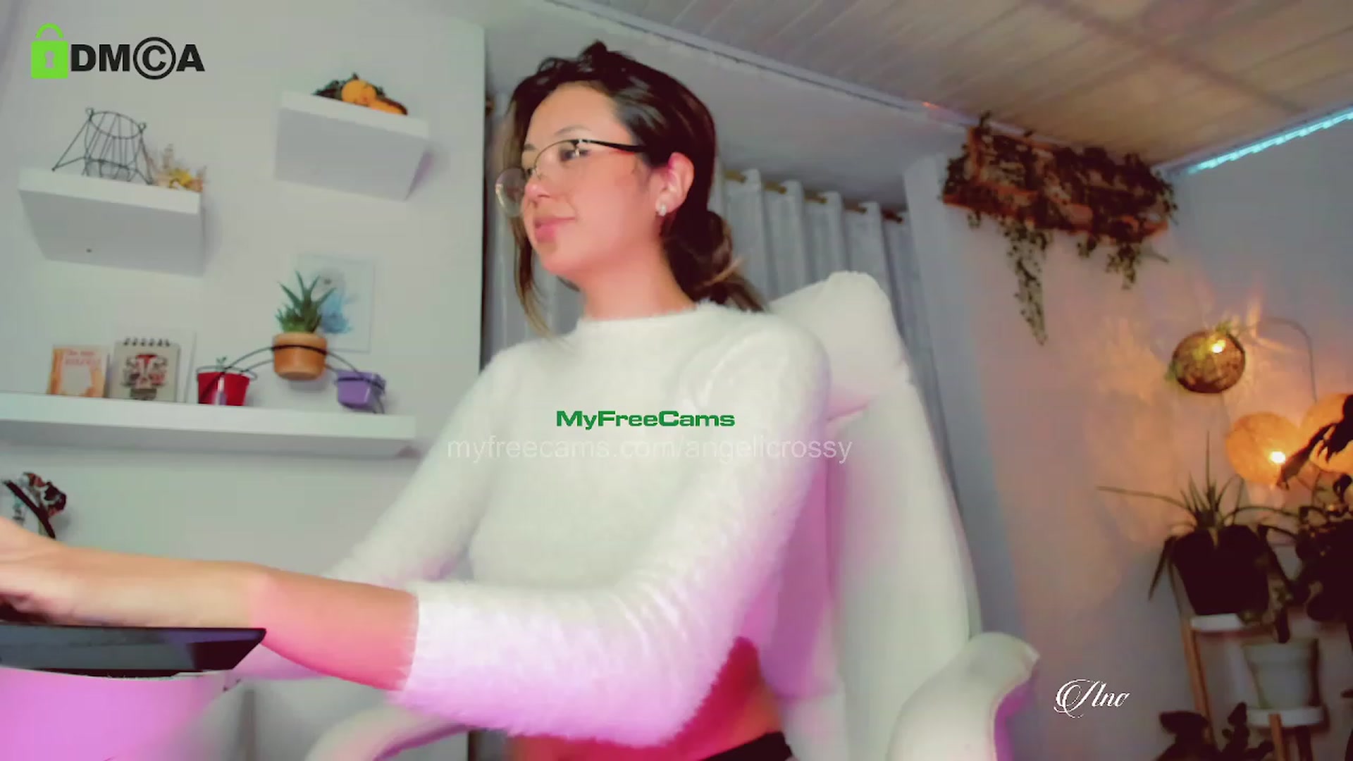 Gallery image thumbnail from AngelicRossy's myfreecams stream on, 05/08/2023, 23:54 image 8 of 20