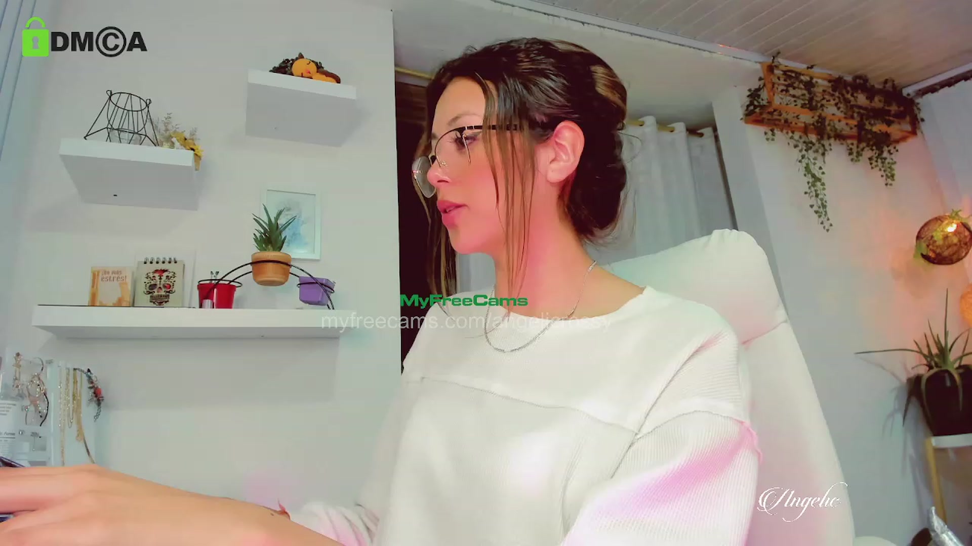 Gallery image thumbnail from AngelicRossy's myfreecams stream on, 05/23/2023, 01:08 image 6 of 20