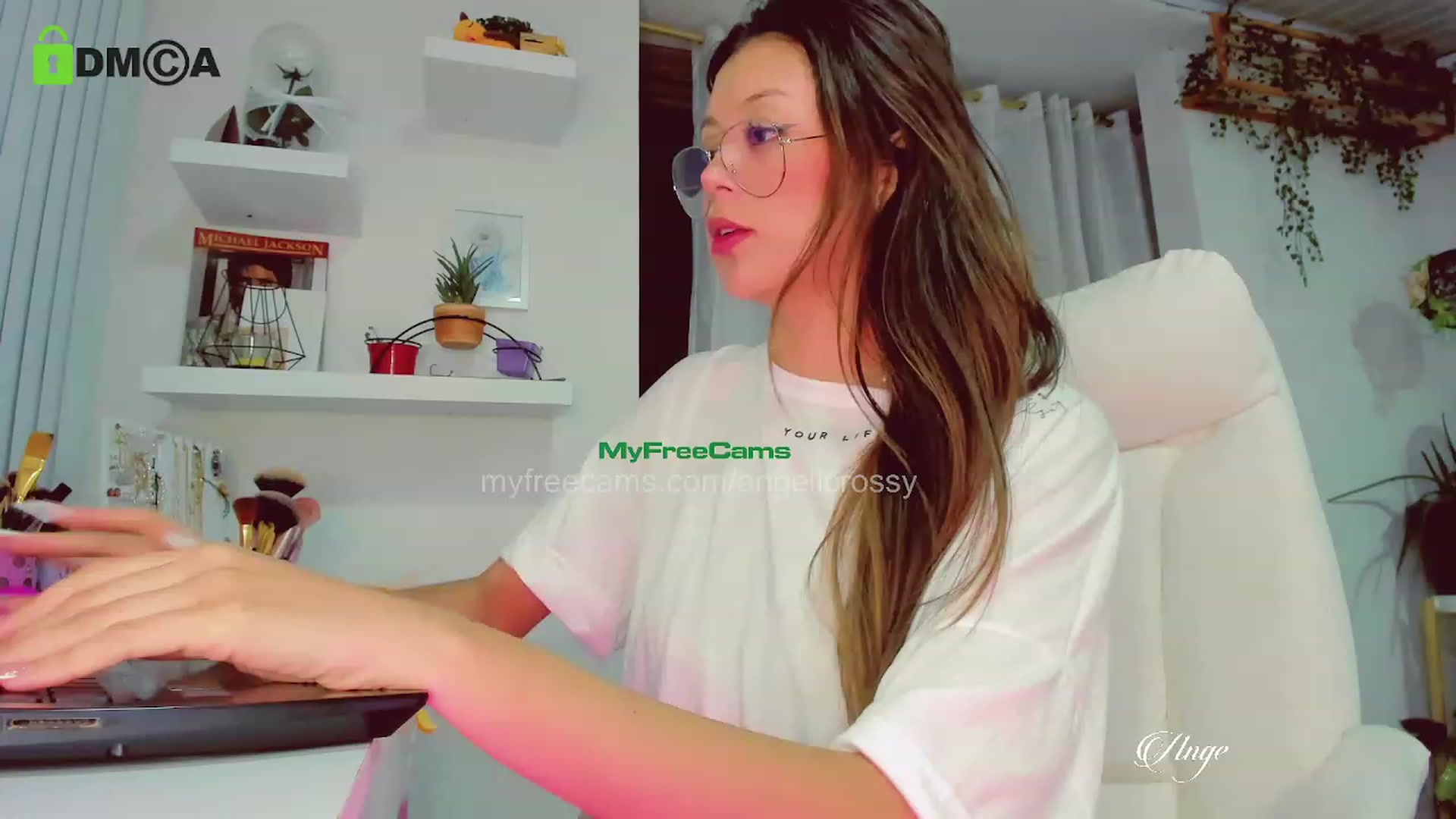 Gallery image thumbnail from AngelicRossy's myfreecams stream on, 06/21/2023, 24:01 image 5 of 20