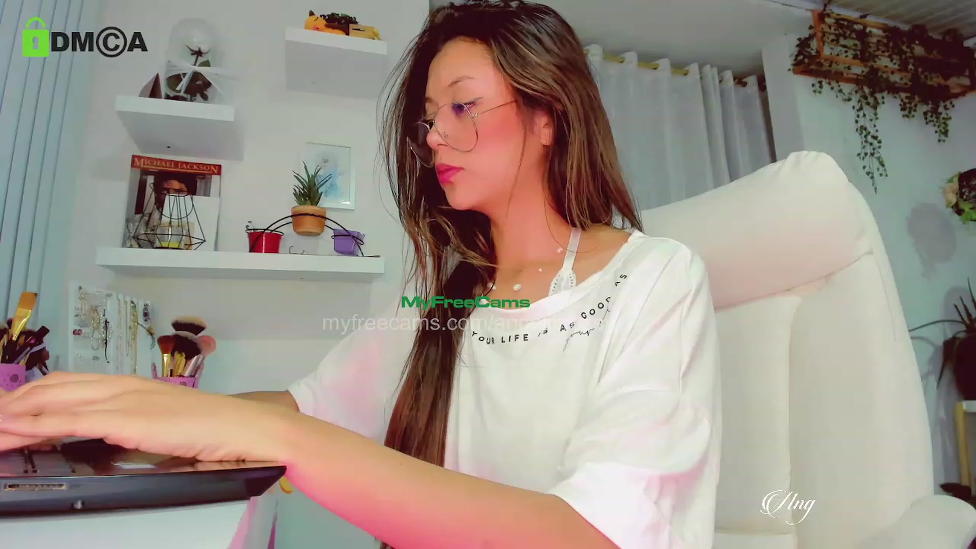 Gallery image thumbnail from AngelicRossy's myfreecams stream on, 06/21/2023, 24:01 image 17 of 20