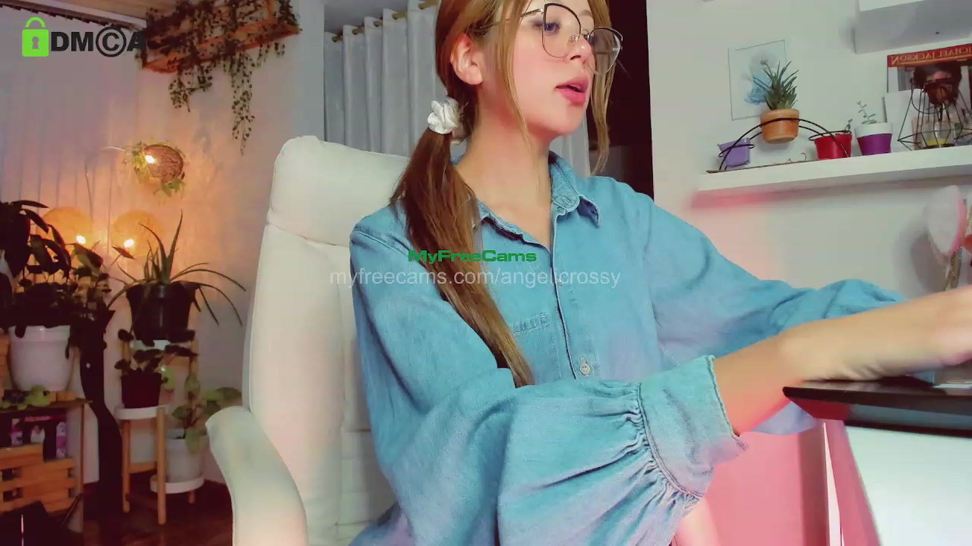 Gallery image thumbnail from AngelicRossy's myfreecams stream on, 11/15/2023, 24:47 image 10 of 20
