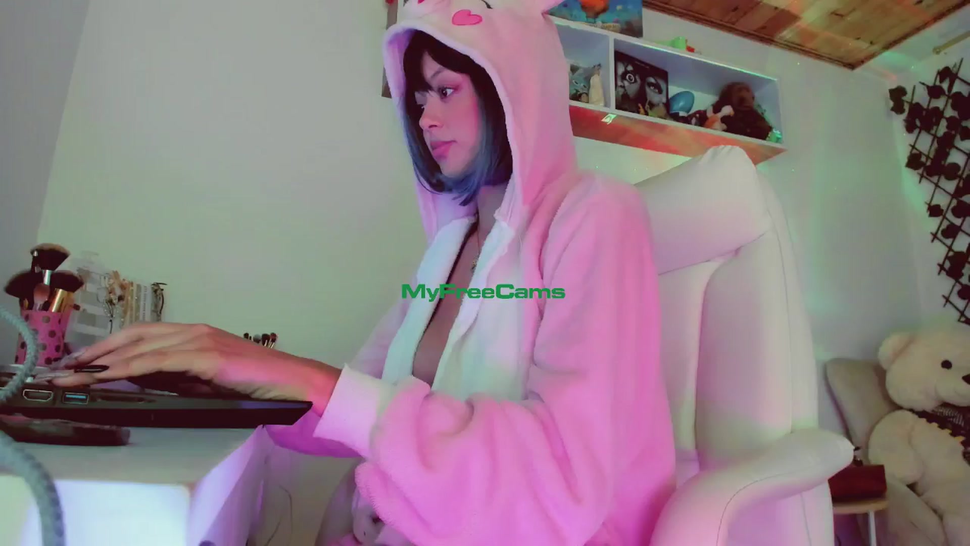 Gallery image thumbnail from AngelicRossy's myfreecams stream on, 04/16/2024, 02:25 image 11 of 20