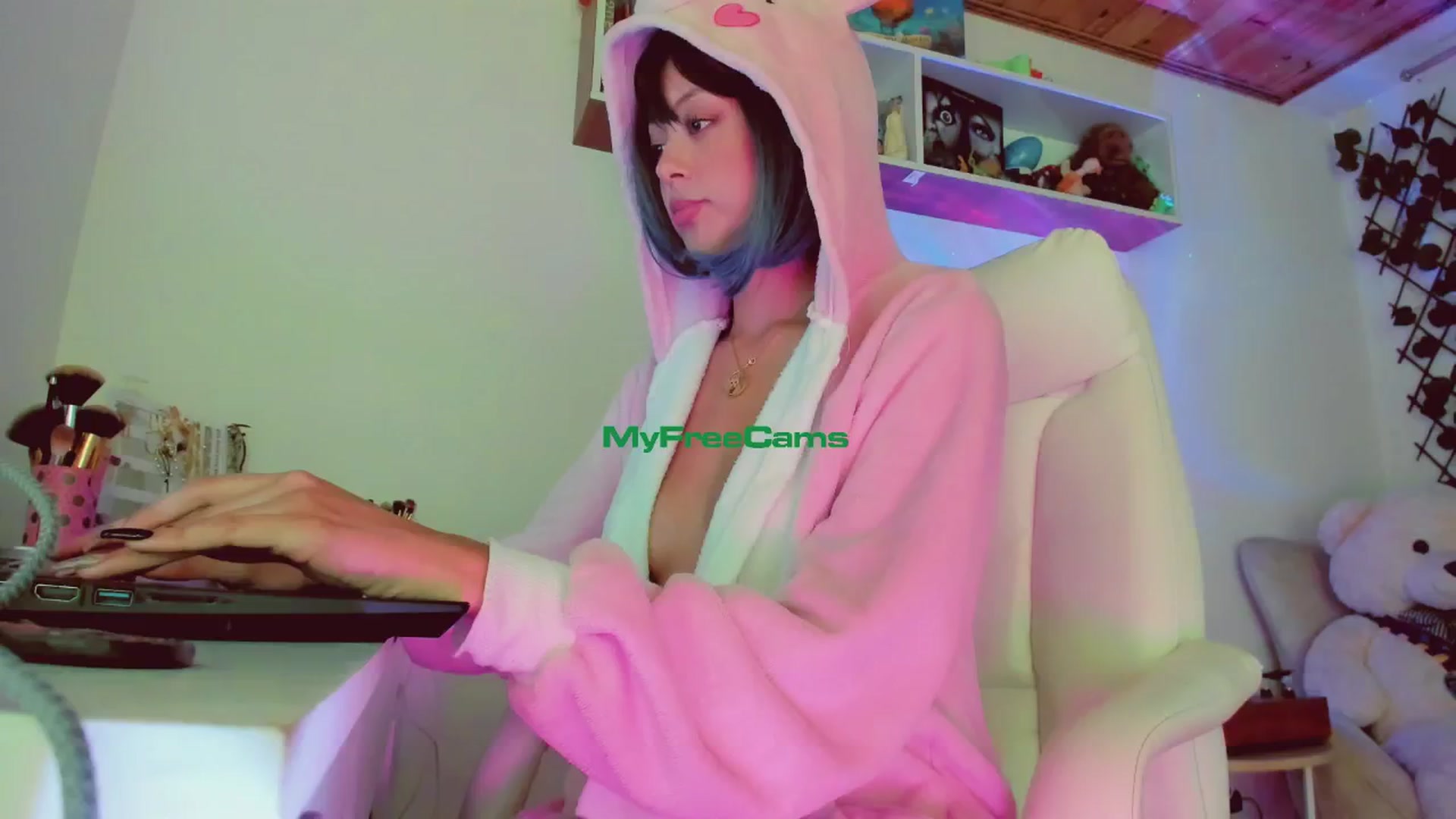 Gallery image thumbnail from AngelicRossy's myfreecams stream on, 04/16/2024, 02:25 image 12 of 20