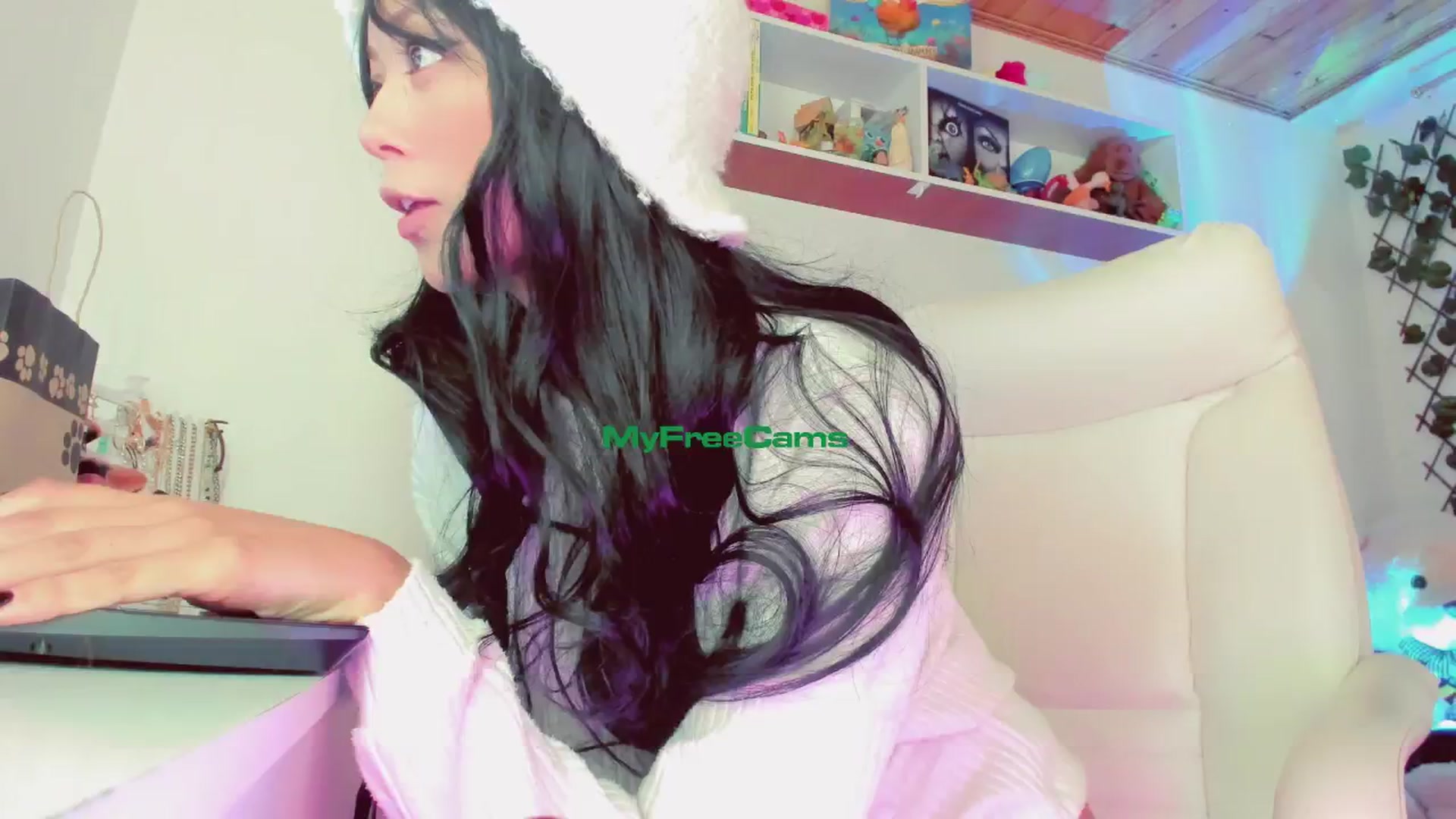 Gallery image thumbnail from AngelicRossy's myfreecams stream on, 04/26/2024, 16:39 image 7 of 20