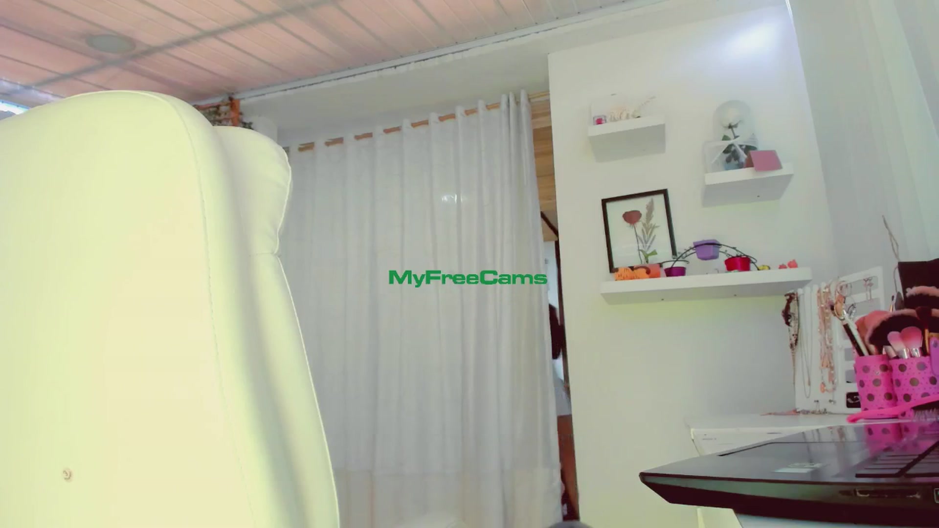 Gallery image thumbnail from AngelicRossy's myfreecams stream on, 06/13/2024, 23:17 image 4 of 20