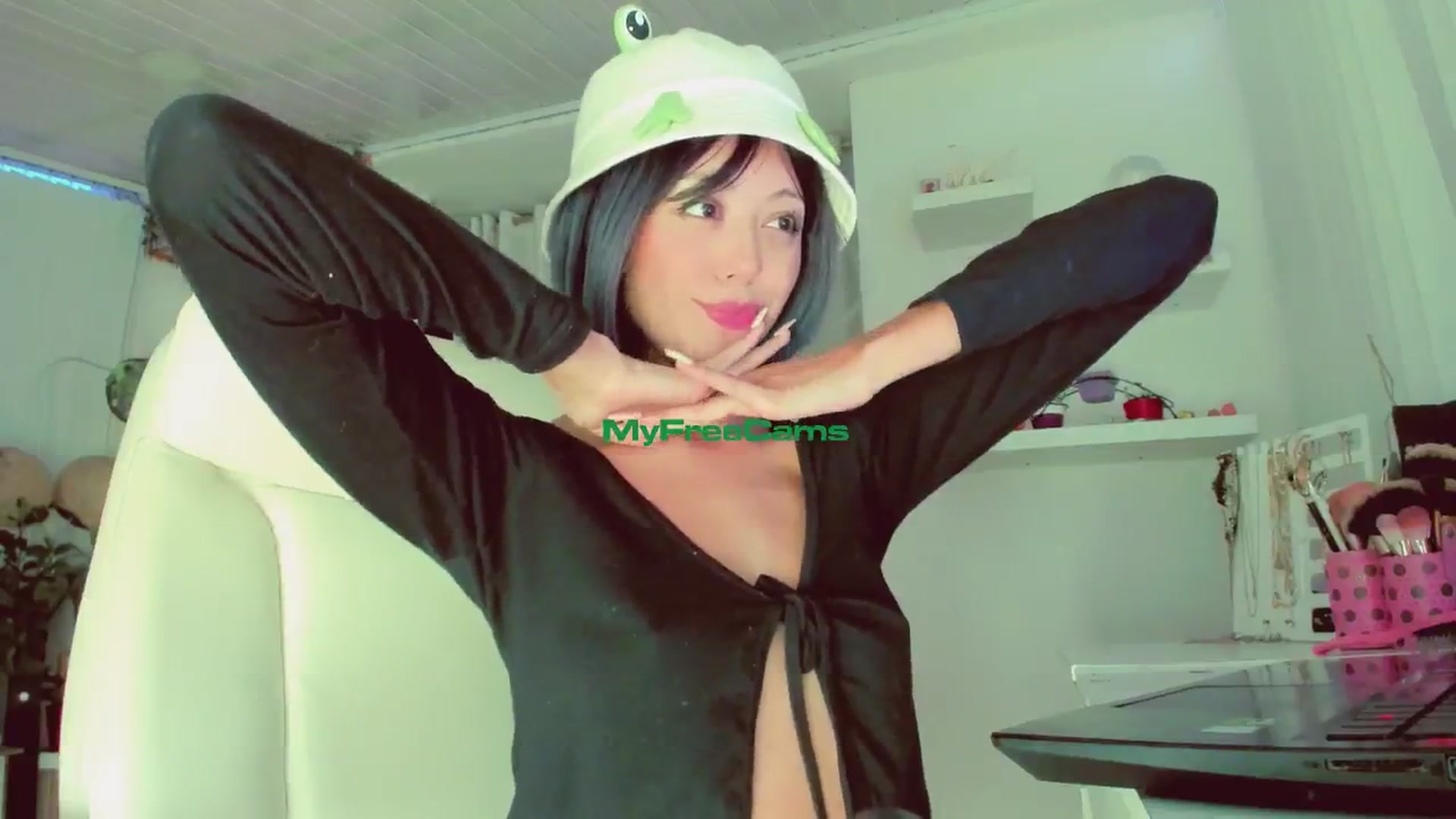 Gallery image thumbnail from AngelicRossy's myfreecams stream on, 06/13/2024, 23:17 image 19 of 20