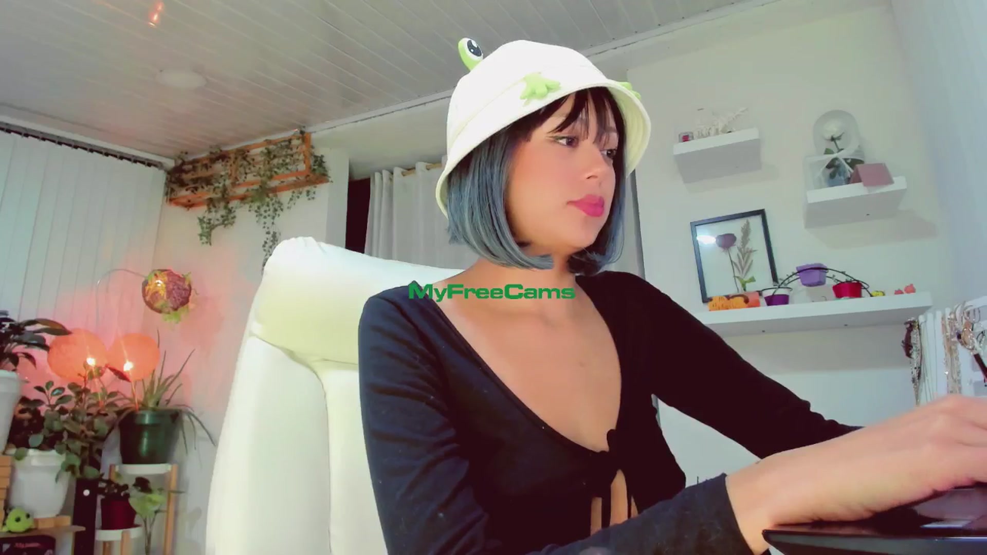 Gallery image thumbnail from AngelicRossy's myfreecams stream on, 06/14/2024, 24:00 image 7 of 20