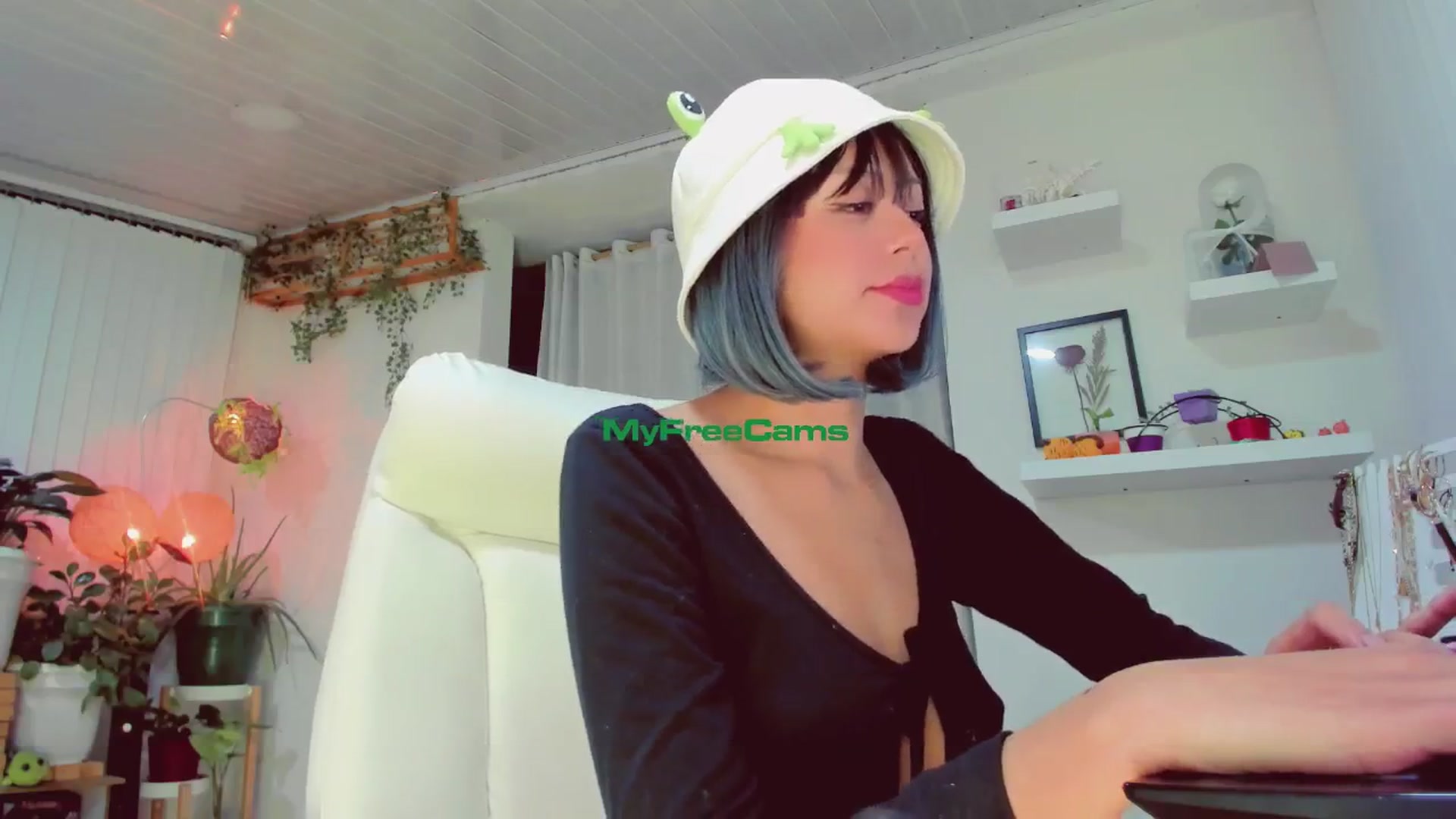 Gallery image thumbnail from AngelicRossy's myfreecams stream on, 06/14/2024, 24:00 image 5 of 20