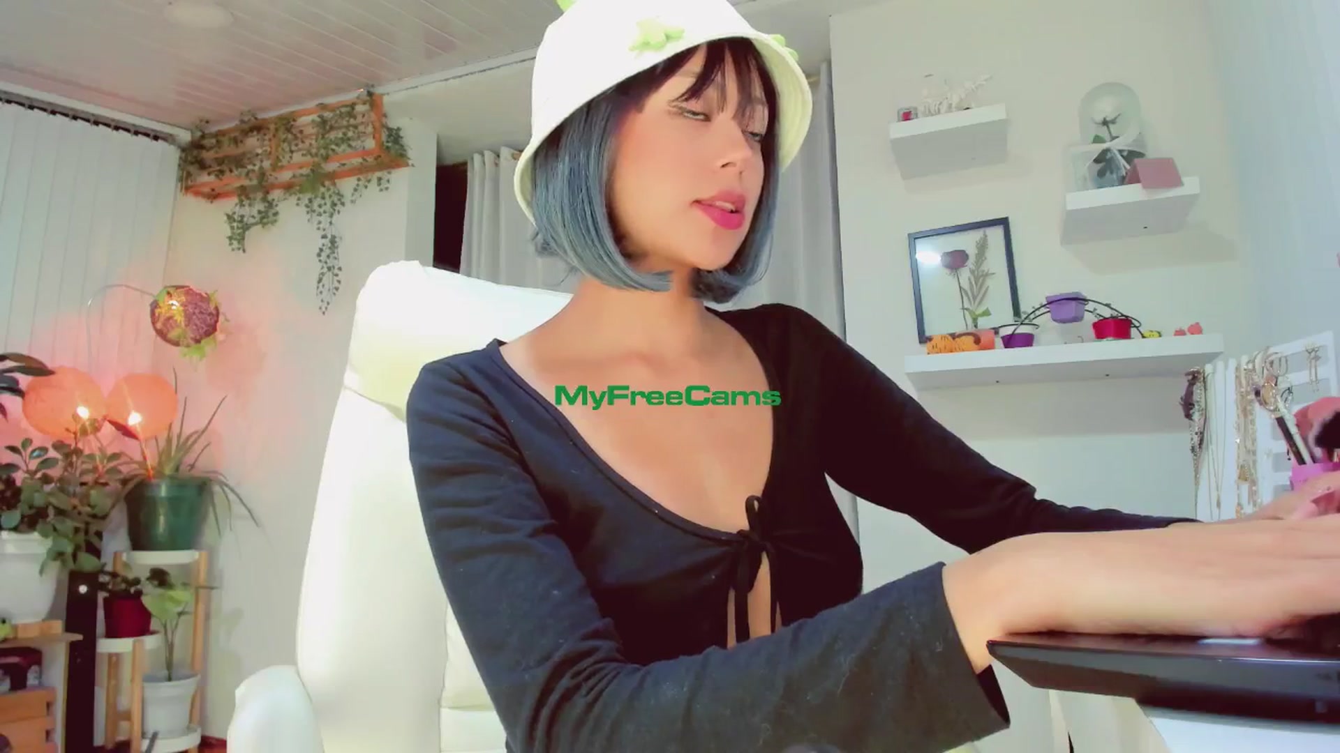 Gallery image thumbnail from AngelicRossy's myfreecams stream on, 06/14/2024, 24:00 image 12 of 20