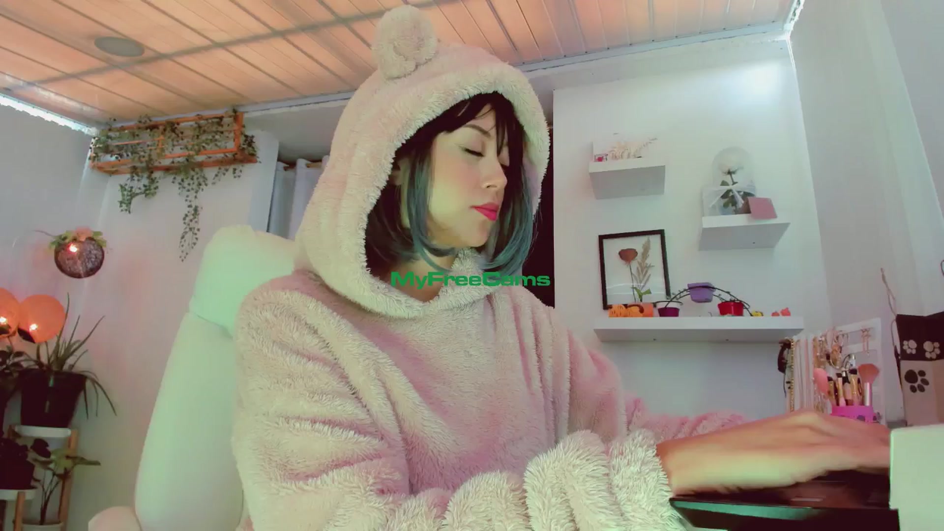 Gallery image thumbnail from AngelicRossy's myfreecams stream on, 06/17/2024, 17:22 image 1 of 20