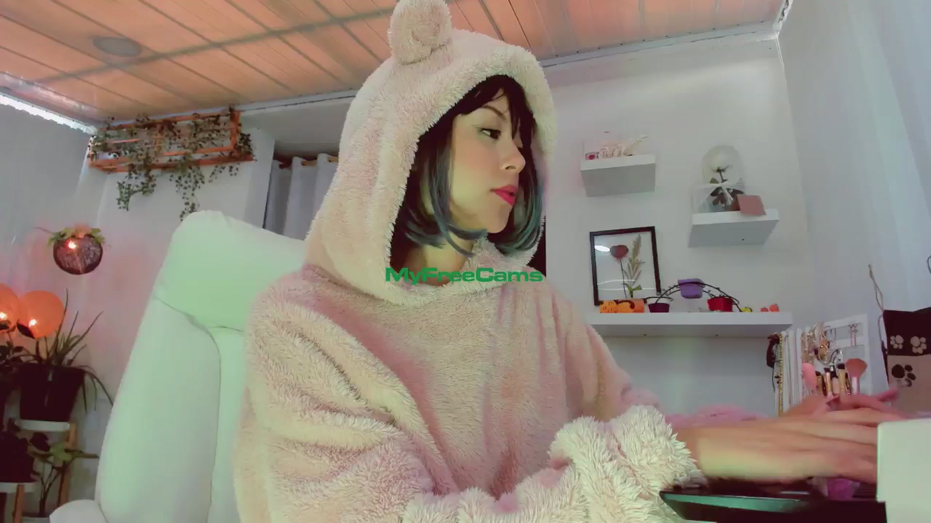 Gallery image thumbnail from AngelicRossy's myfreecams stream on, 06/17/2024, 17:22 image 12 of 20