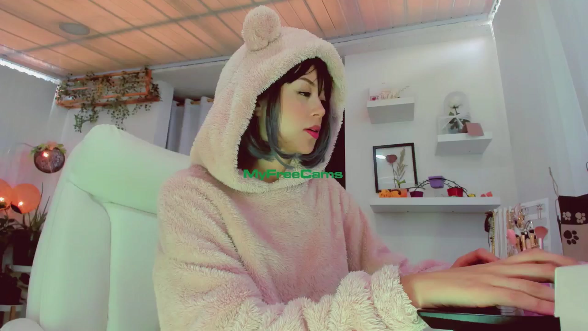 Gallery image thumbnail from AngelicRossy's myfreecams stream on, 06/17/2024, 17:22 image 4 of 20
