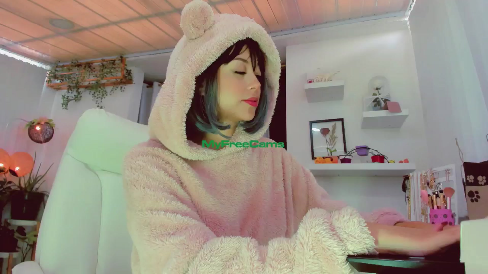 Gallery image thumbnail from AngelicRossy's myfreecams stream on, 06/17/2024, 17:22 image 6 of 20