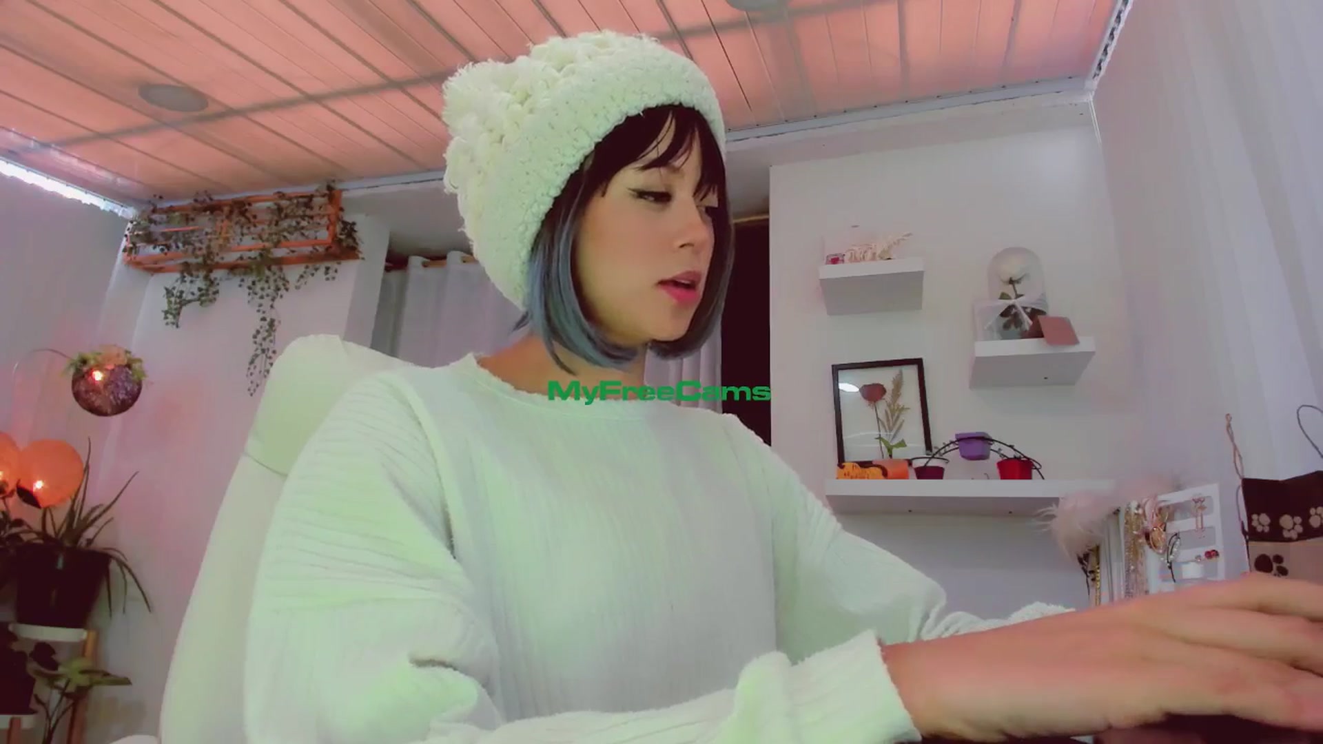 Gallery image thumbnail from AngelicRossy's myfreecams stream on, 06/19/2024, 17:15 image 14 of 20