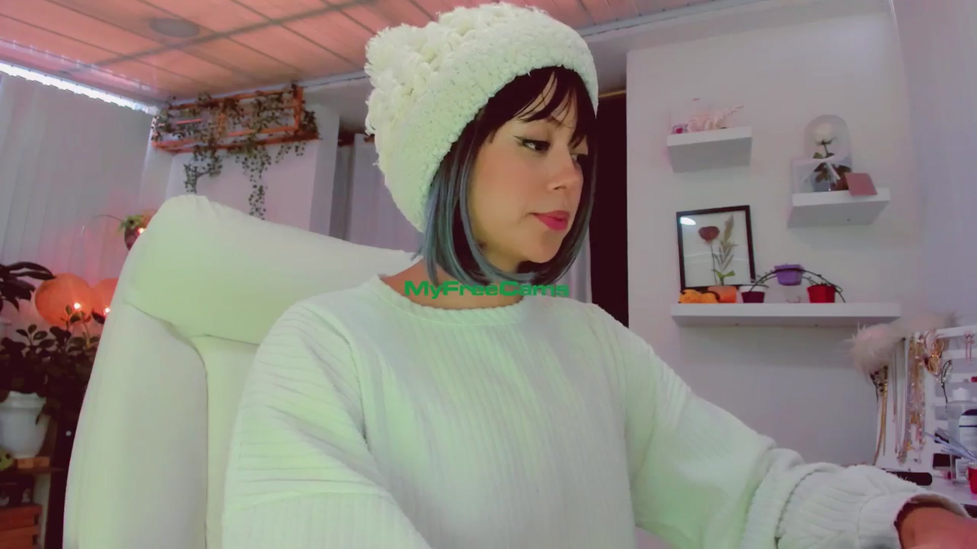 Gallery image thumbnail from AngelicRossy's myfreecams stream on, 06/19/2024, 17:15 image 3 of 20