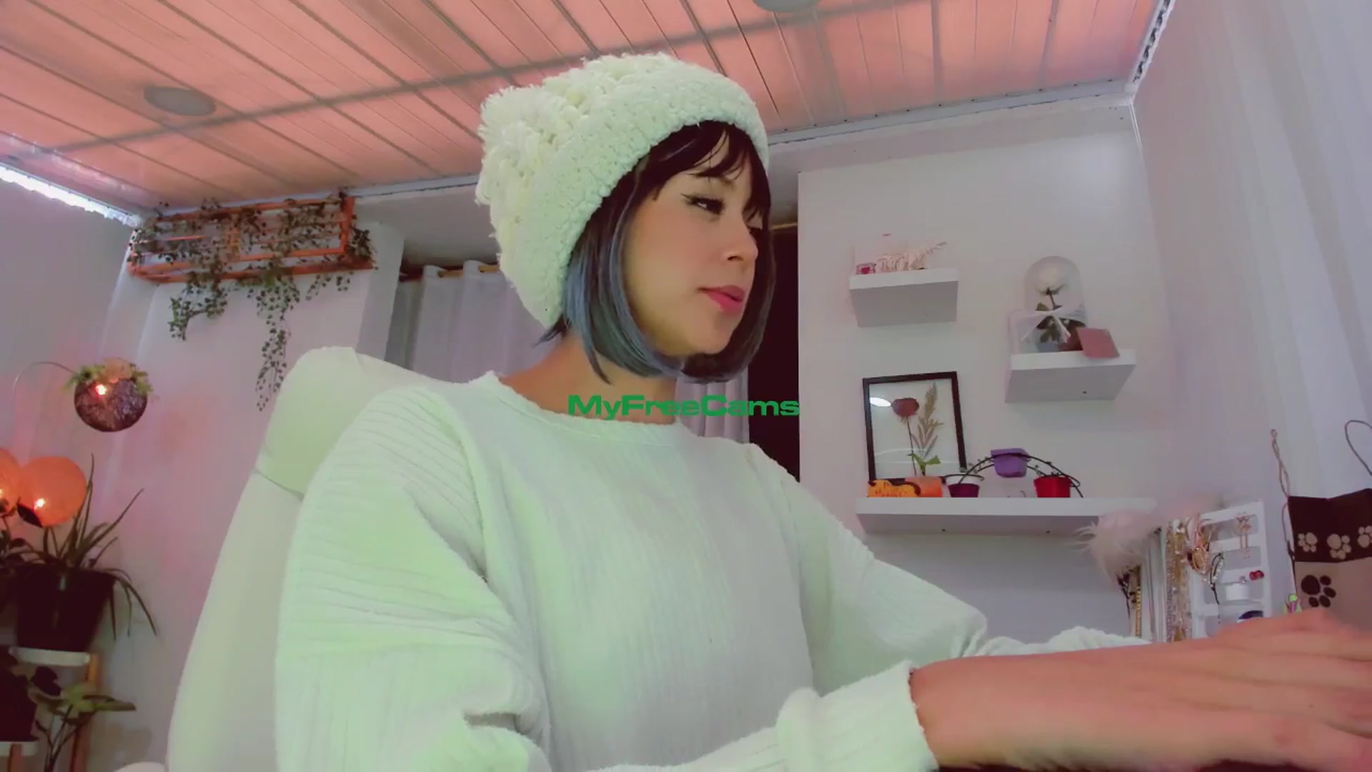 Gallery image thumbnail from AngelicRossy's myfreecams stream on, 06/19/2024, 17:15 image 15 of 20