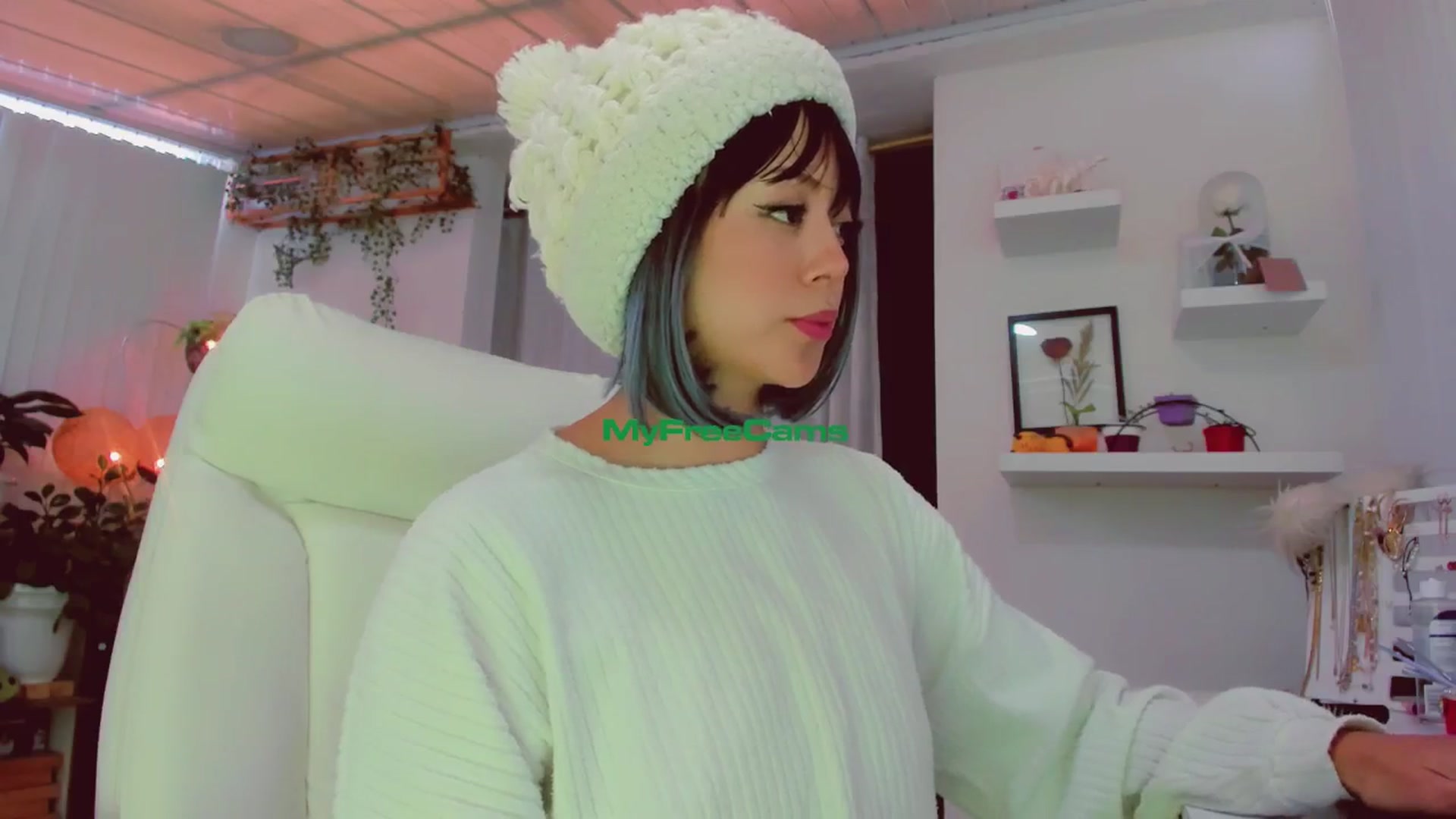Gallery image thumbnail from AngelicRossy's myfreecams stream on, 06/19/2024, 17:15 image 2 of 20