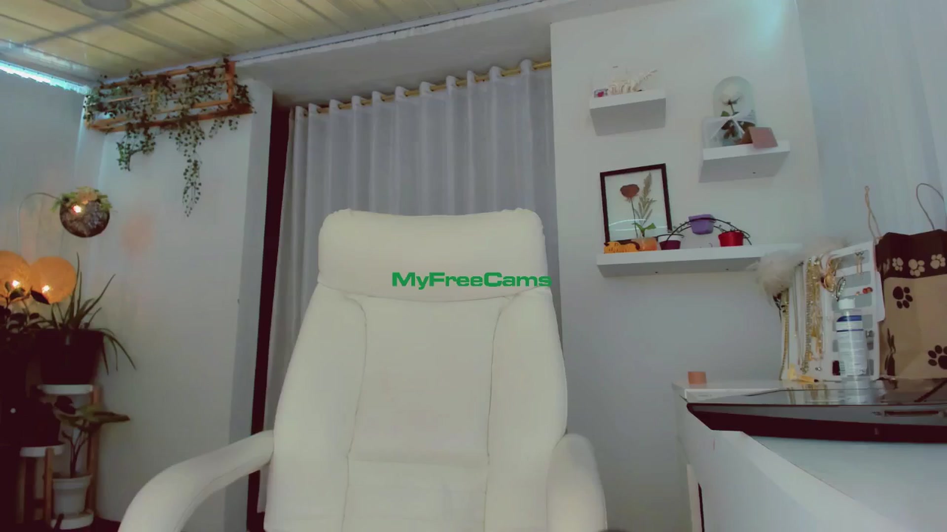 Gallery image thumbnail from AngelicRossy's myfreecams stream on, 06/20/2024, 19:07 image 16 of 20