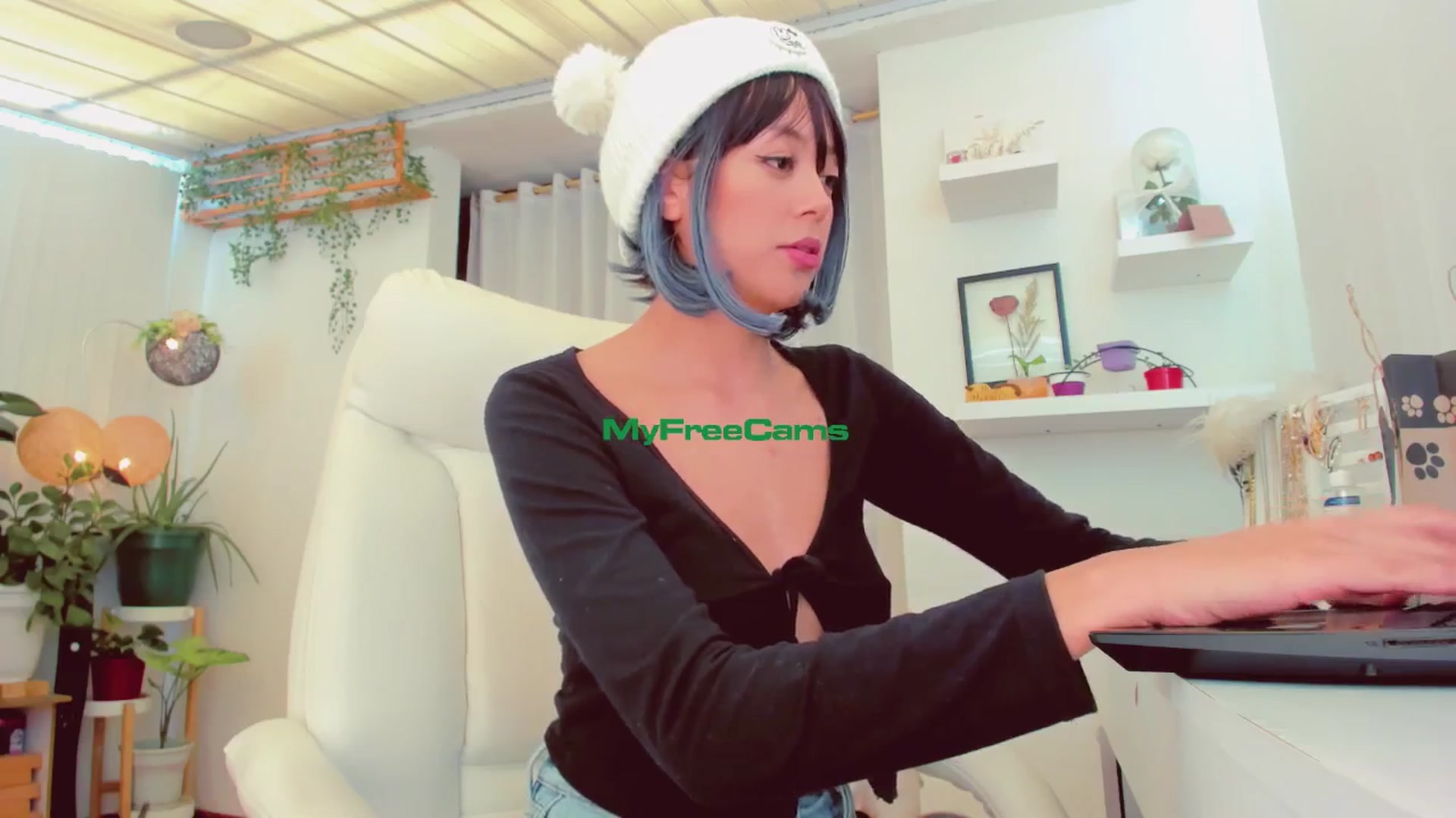 Gallery image thumbnail from AngelicRossy's myfreecams stream on, 06/20/2024, 19:07 image 18 of 20