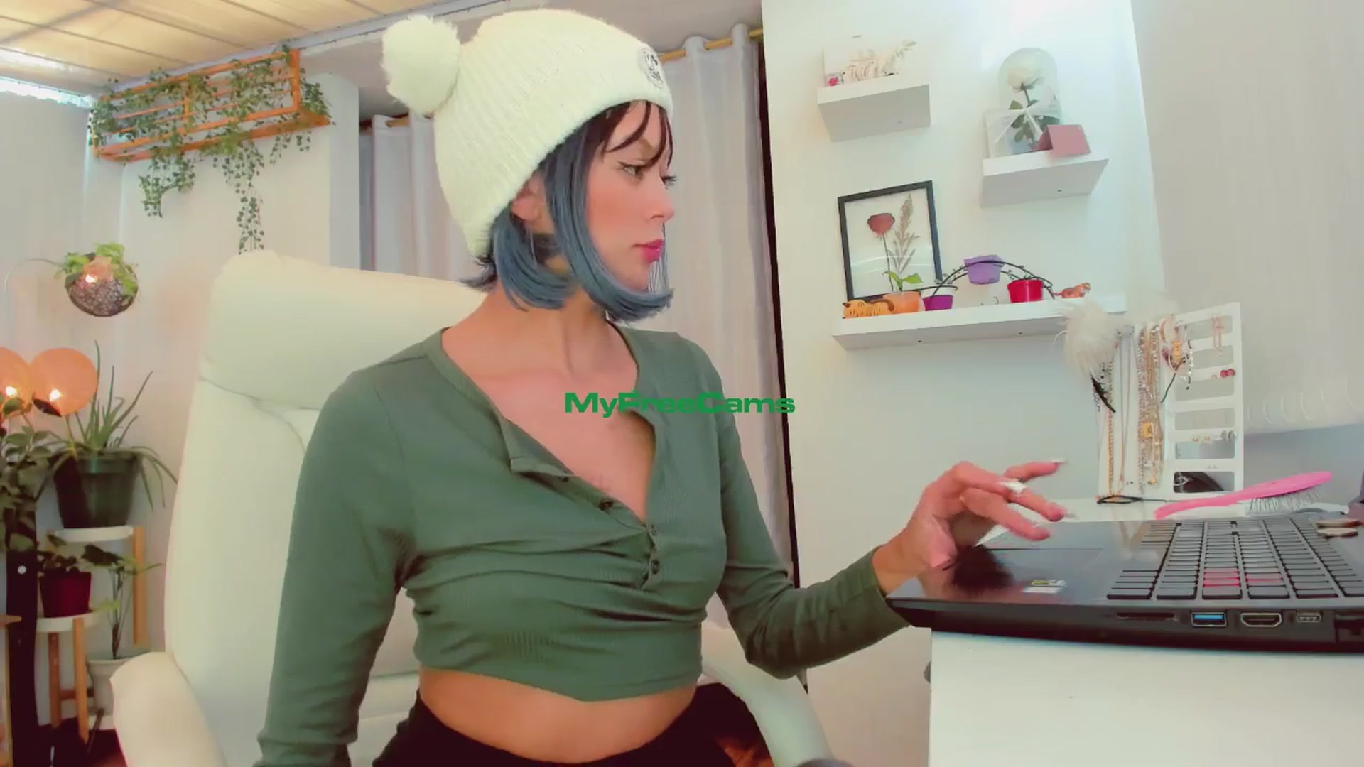 Gallery image thumbnail from AngelicRossy's myfreecams stream on, 06/28/2024, 20:33 image 16 of 20