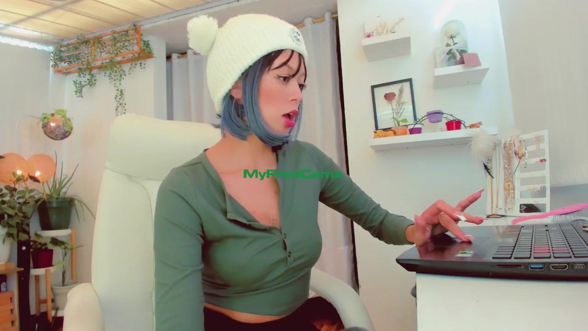 Gallery image thumbnail from AngelicRossy's myfreecams stream on, 06/28/2024, 20:33 image 15 of 20