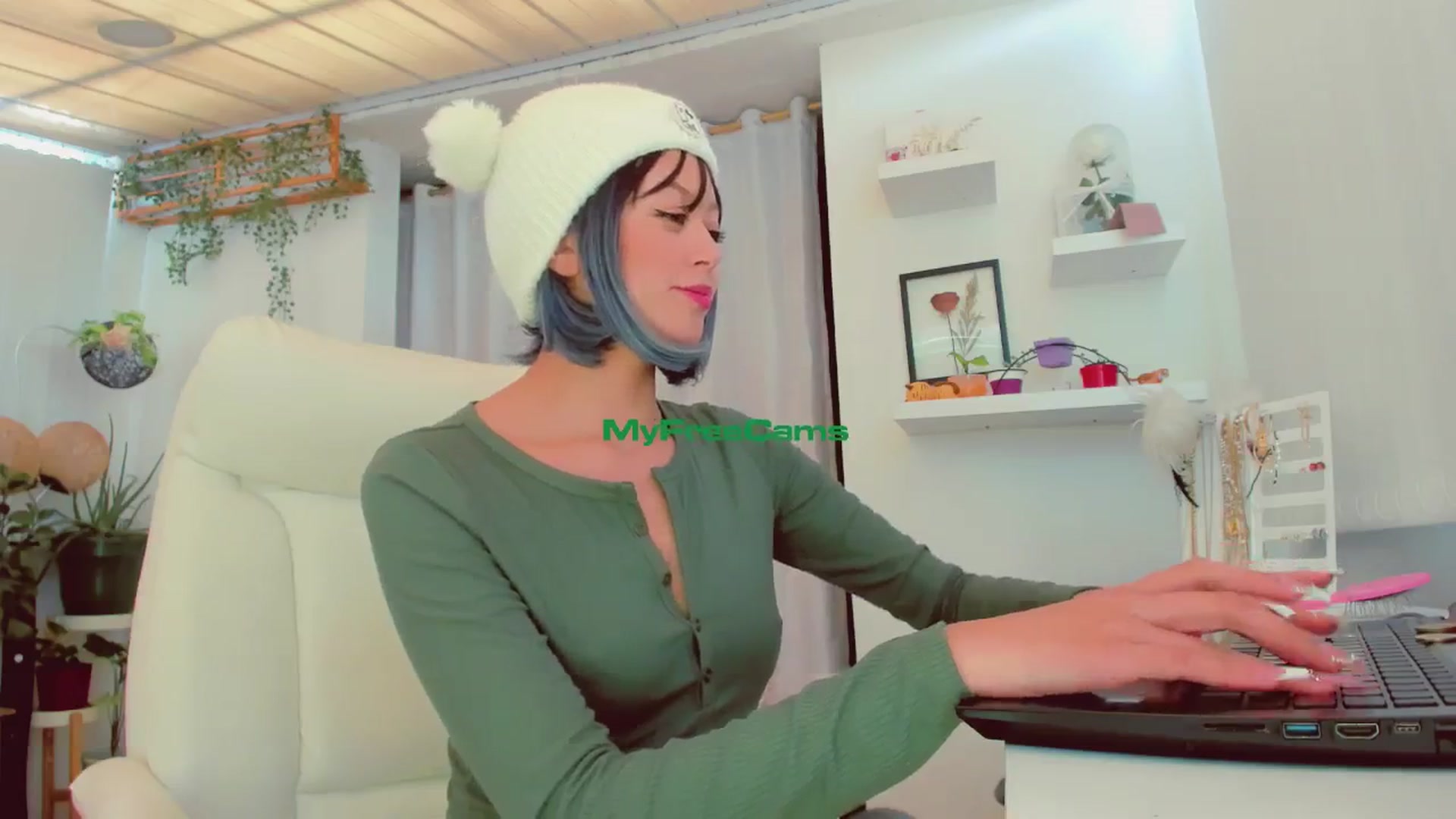 Gallery image thumbnail from AngelicRossy's myfreecams stream on, 06/28/2024, 20:33 image 8 of 20