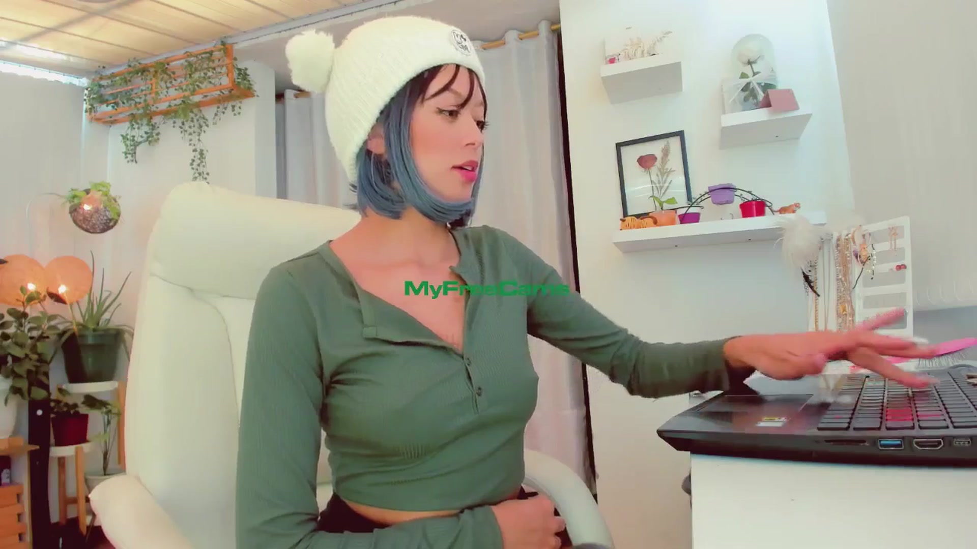 Gallery image thumbnail from AngelicRossy's myfreecams stream on, 06/28/2024, 20:33 image 14 of 20
