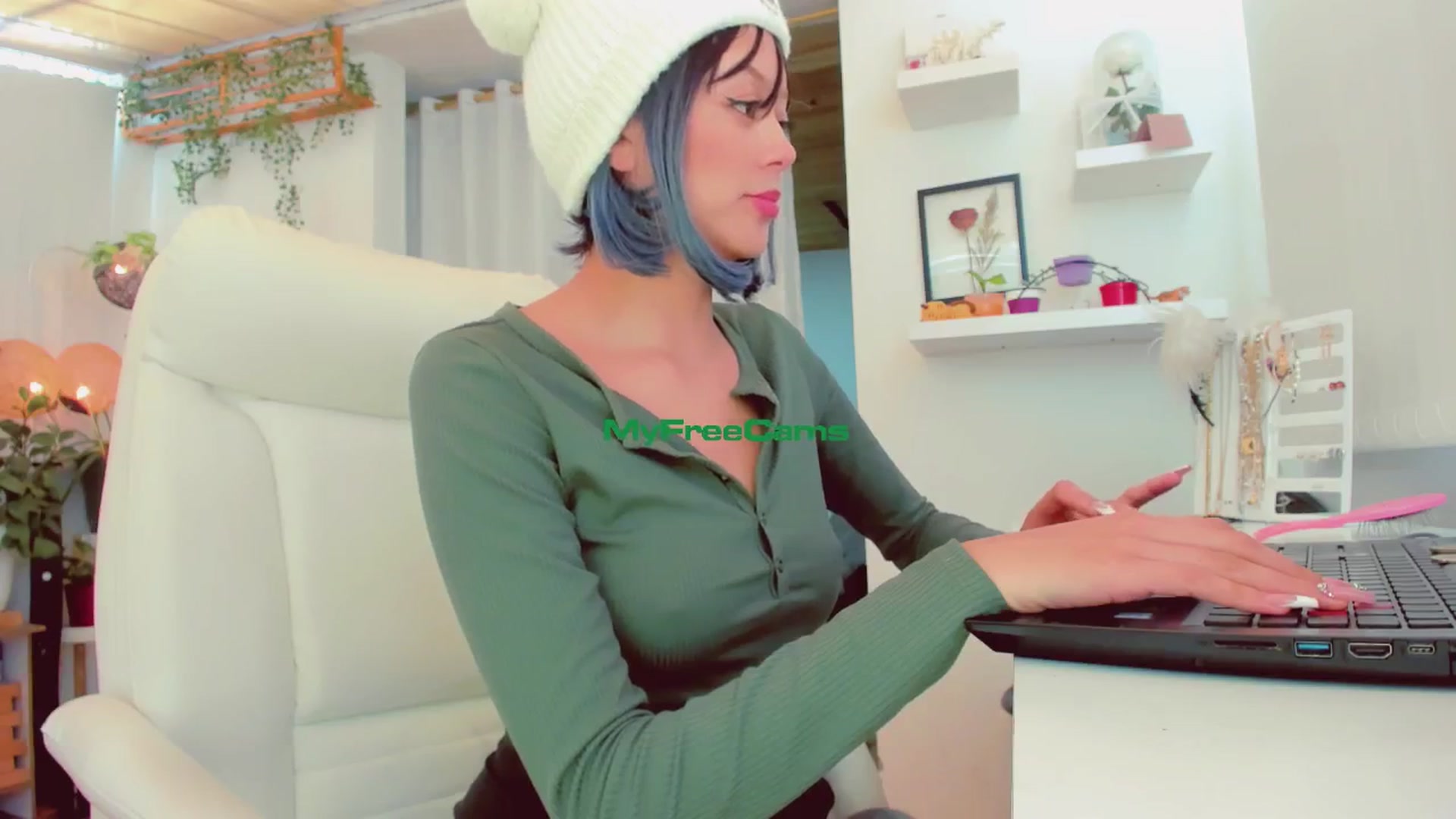 Gallery image thumbnail from AngelicRossy's myfreecams stream on, 06/28/2024, 21:11 image 7 of 20