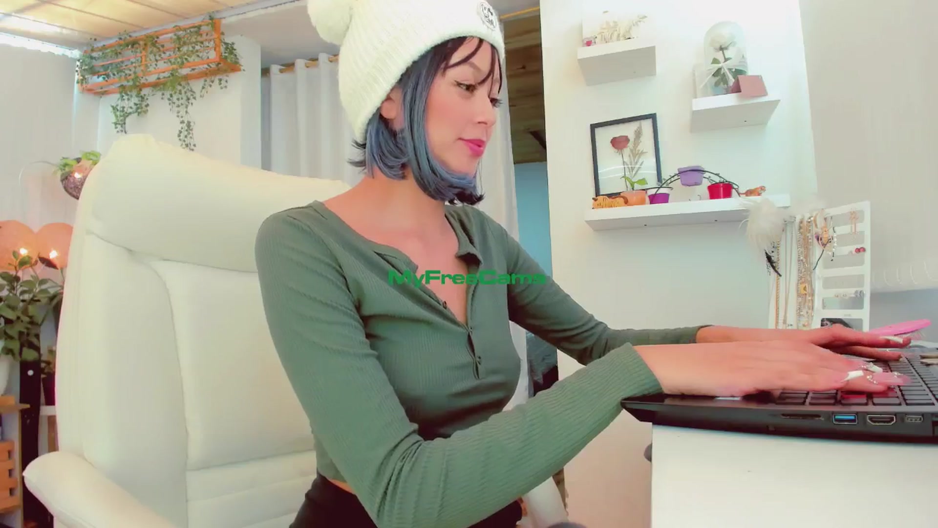 Gallery image thumbnail from AngelicRossy's myfreecams stream on, 06/28/2024, 21:11 image 18 of 20