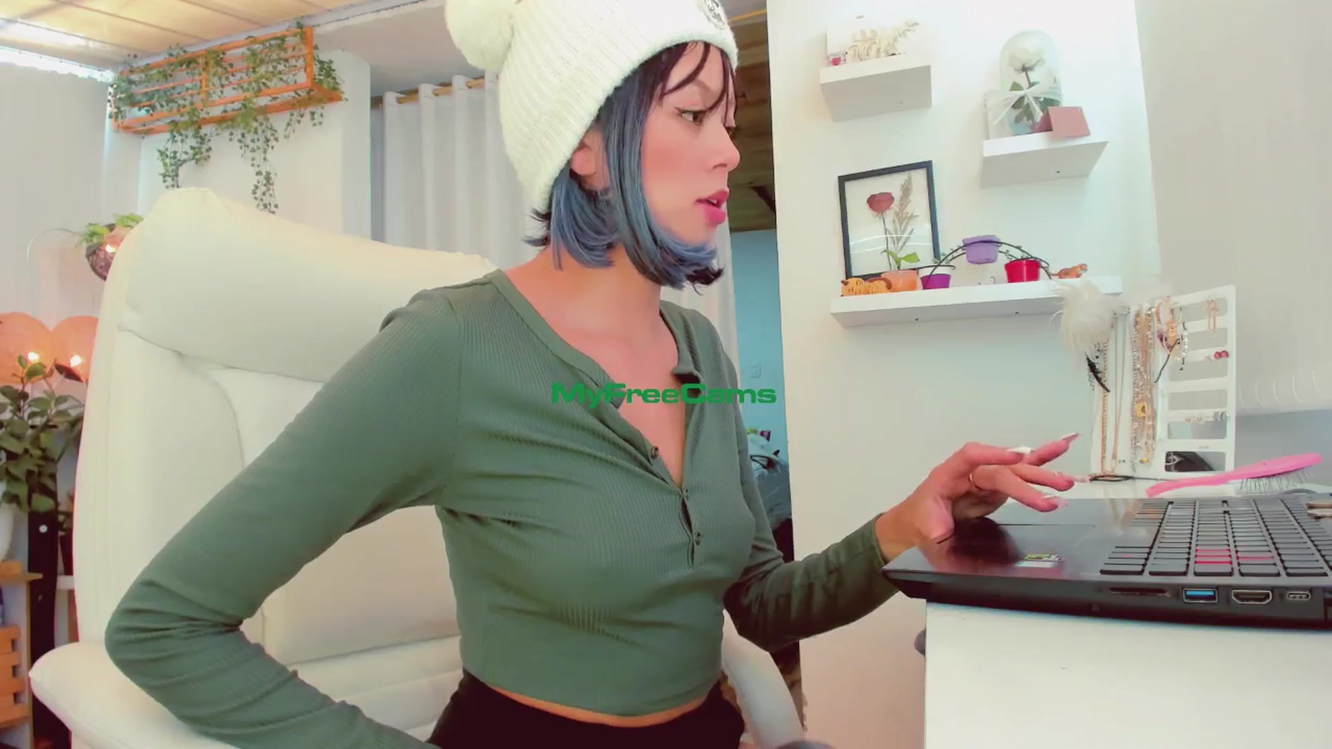Gallery image thumbnail from AngelicRossy's myfreecams stream on, 06/28/2024, 21:11 image 15 of 20