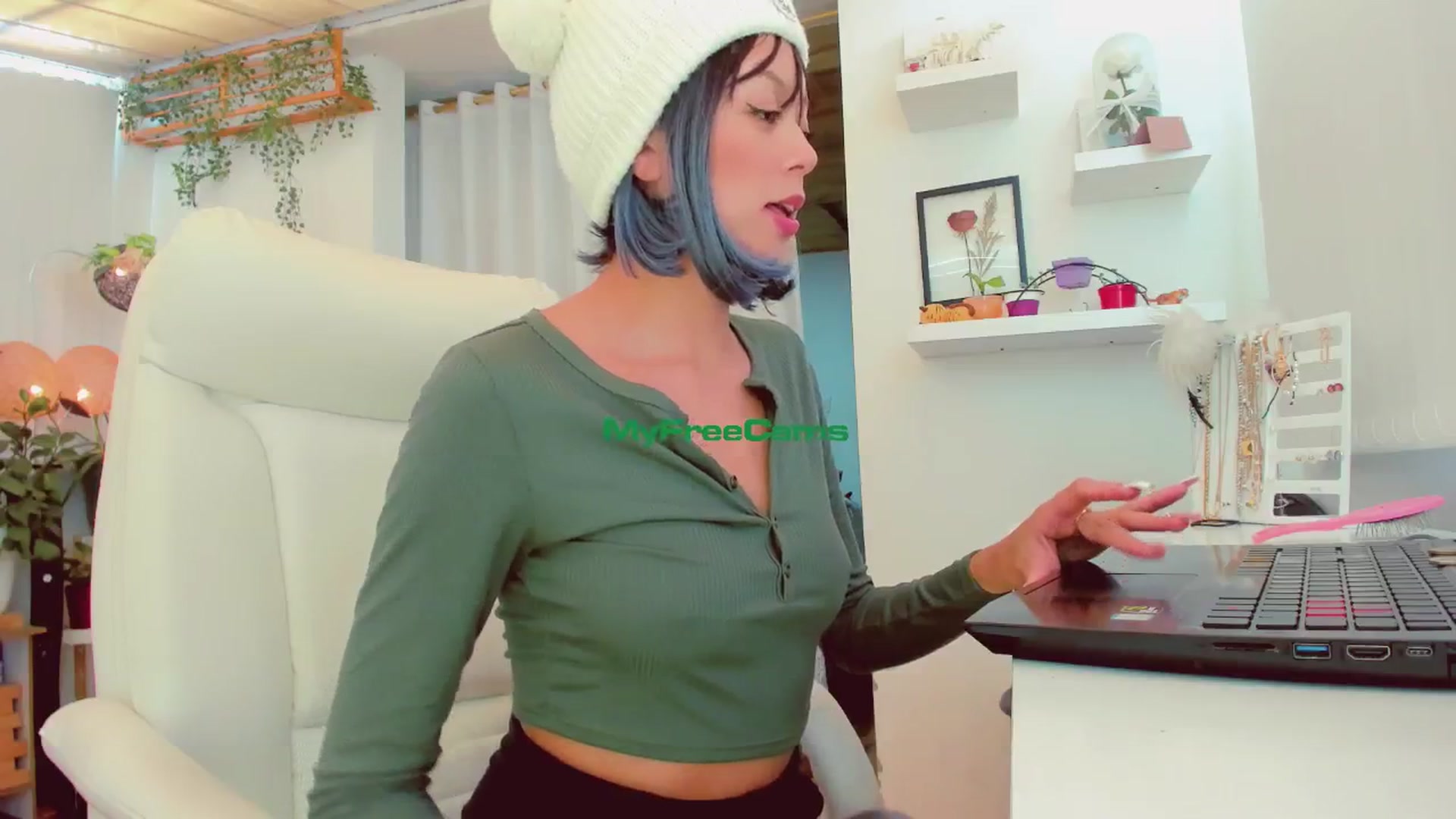 Gallery image thumbnail from AngelicRossy's myfreecams stream on, 06/28/2024, 21:11 image 17 of 20