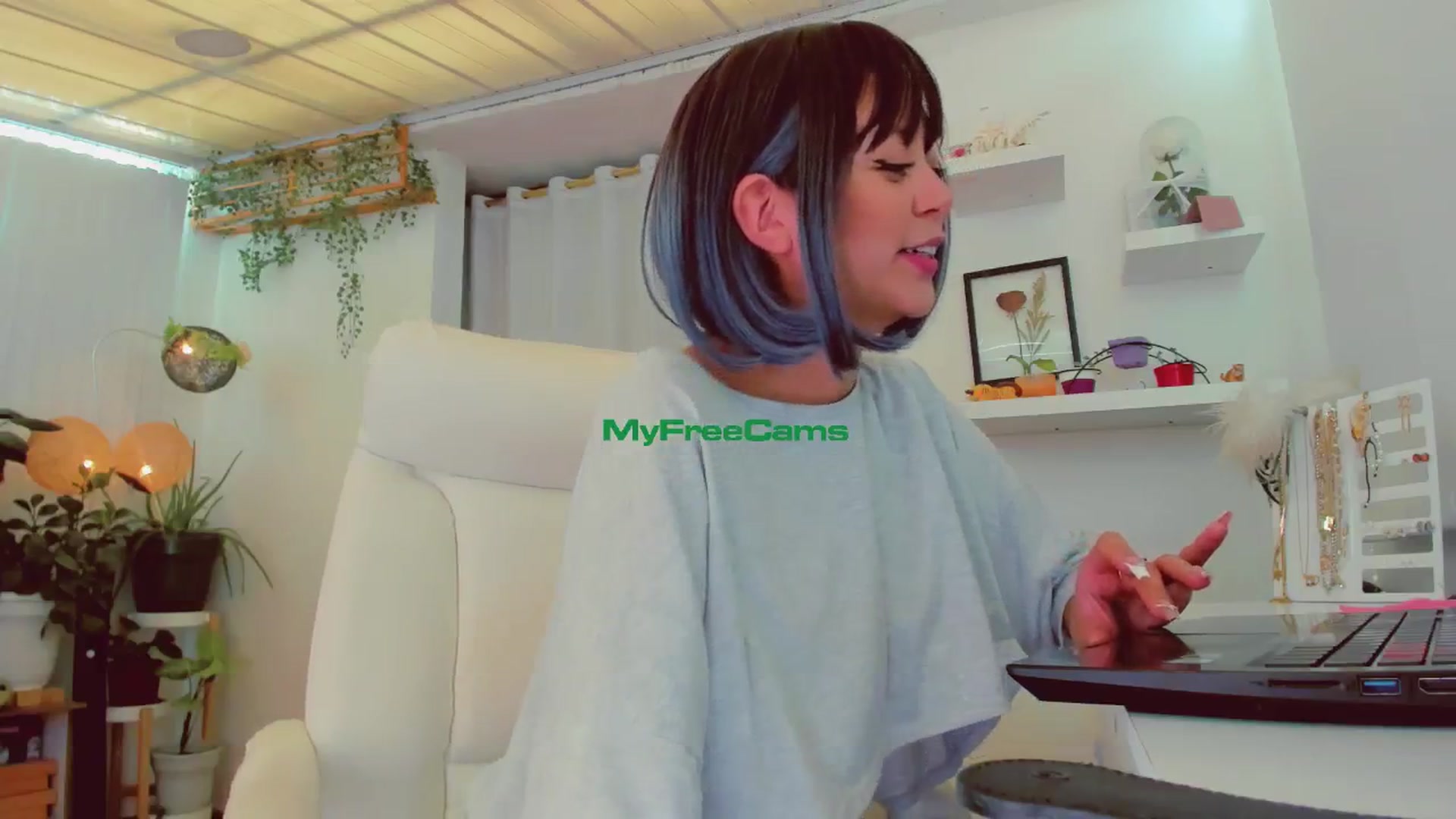 Gallery image thumbnail from AngelicRossy's myfreecams stream on, 07/04/2024, 18:47 image 6 of 20