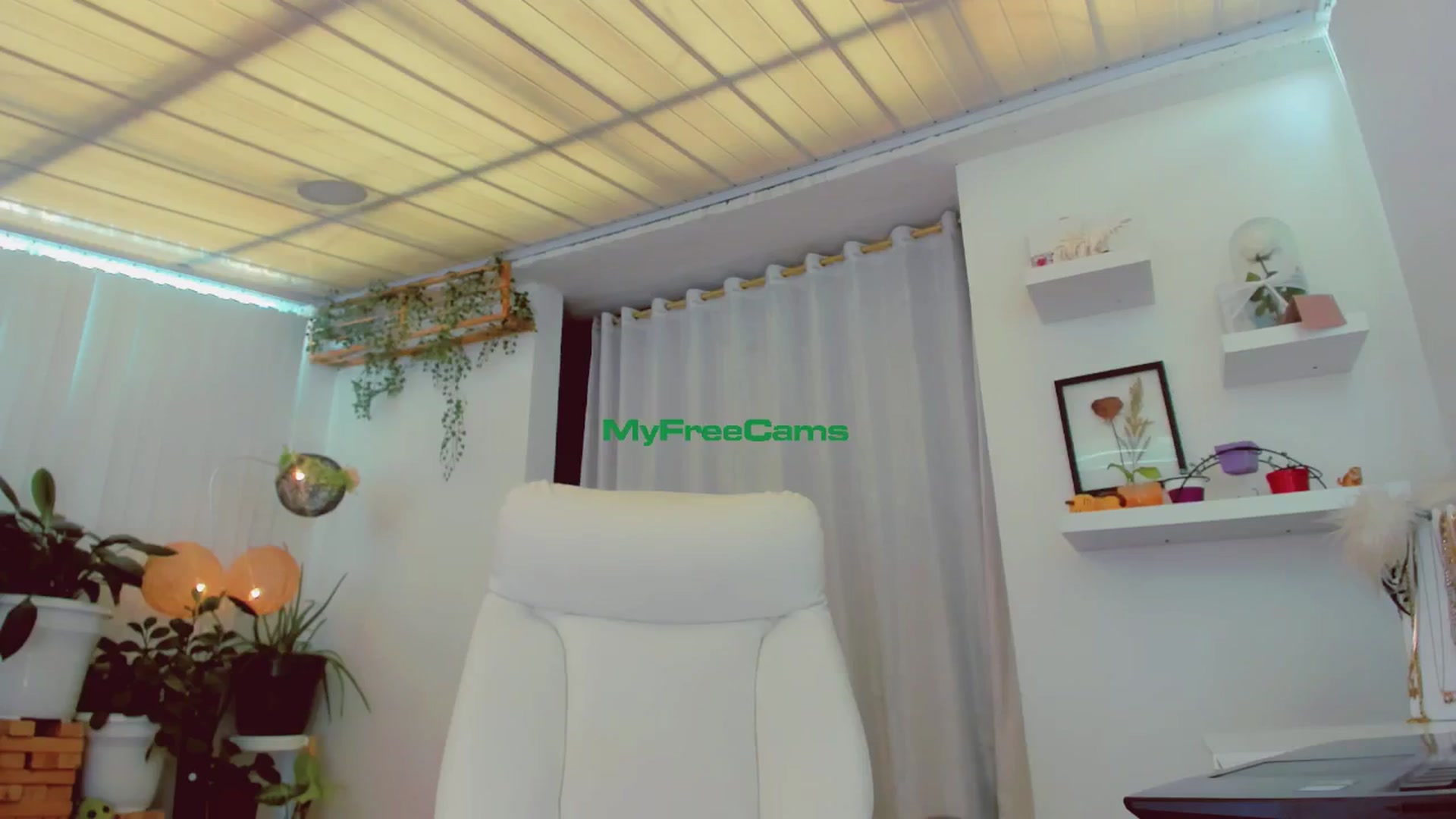 Gallery image thumbnail from AngelicRossy's myfreecams stream on, 07/04/2024, 18:47 image 12 of 20