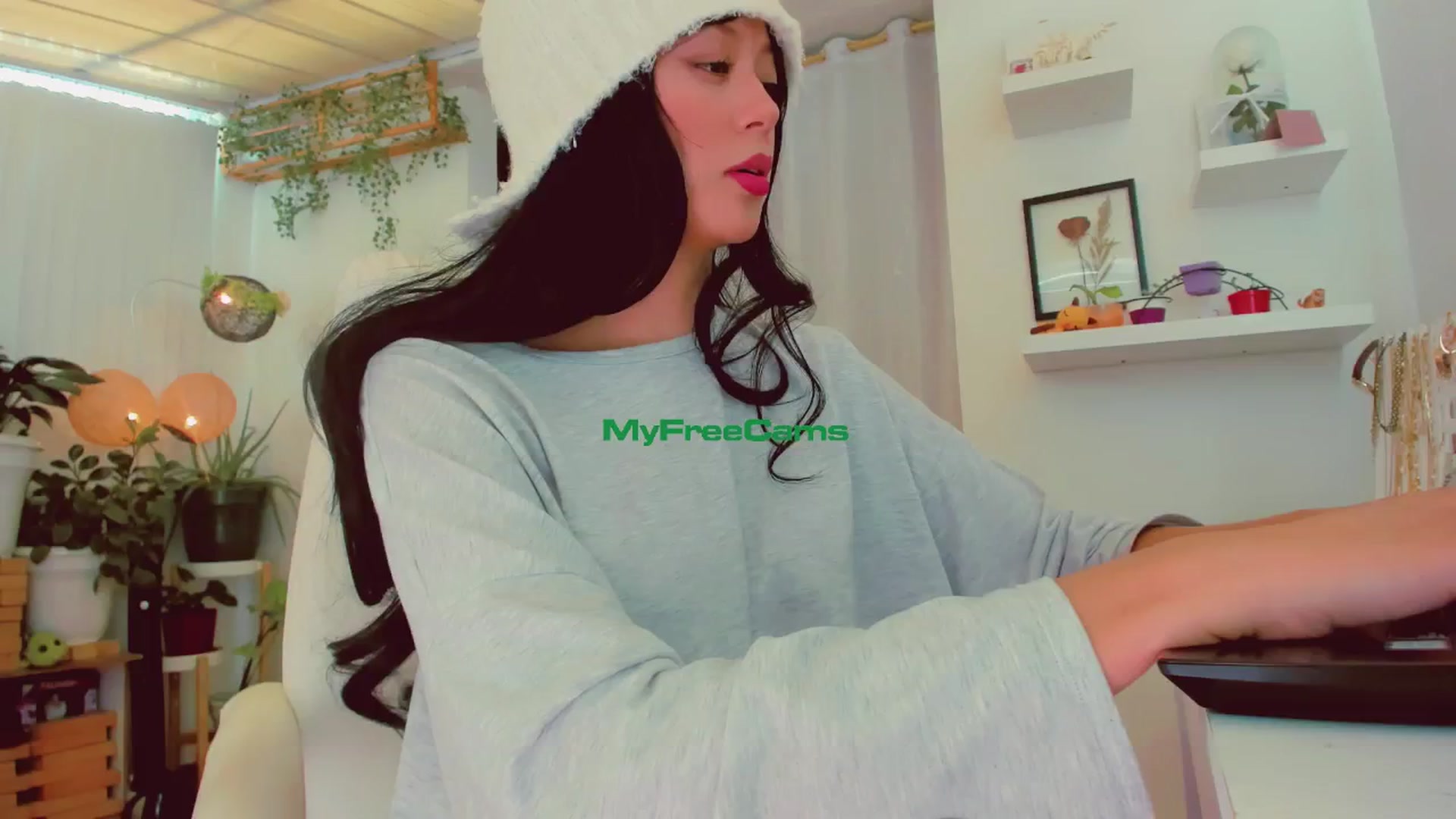 Gallery image thumbnail from AngelicRossy's myfreecams stream on, 07/12/2024, 18:43 image 10 of 20