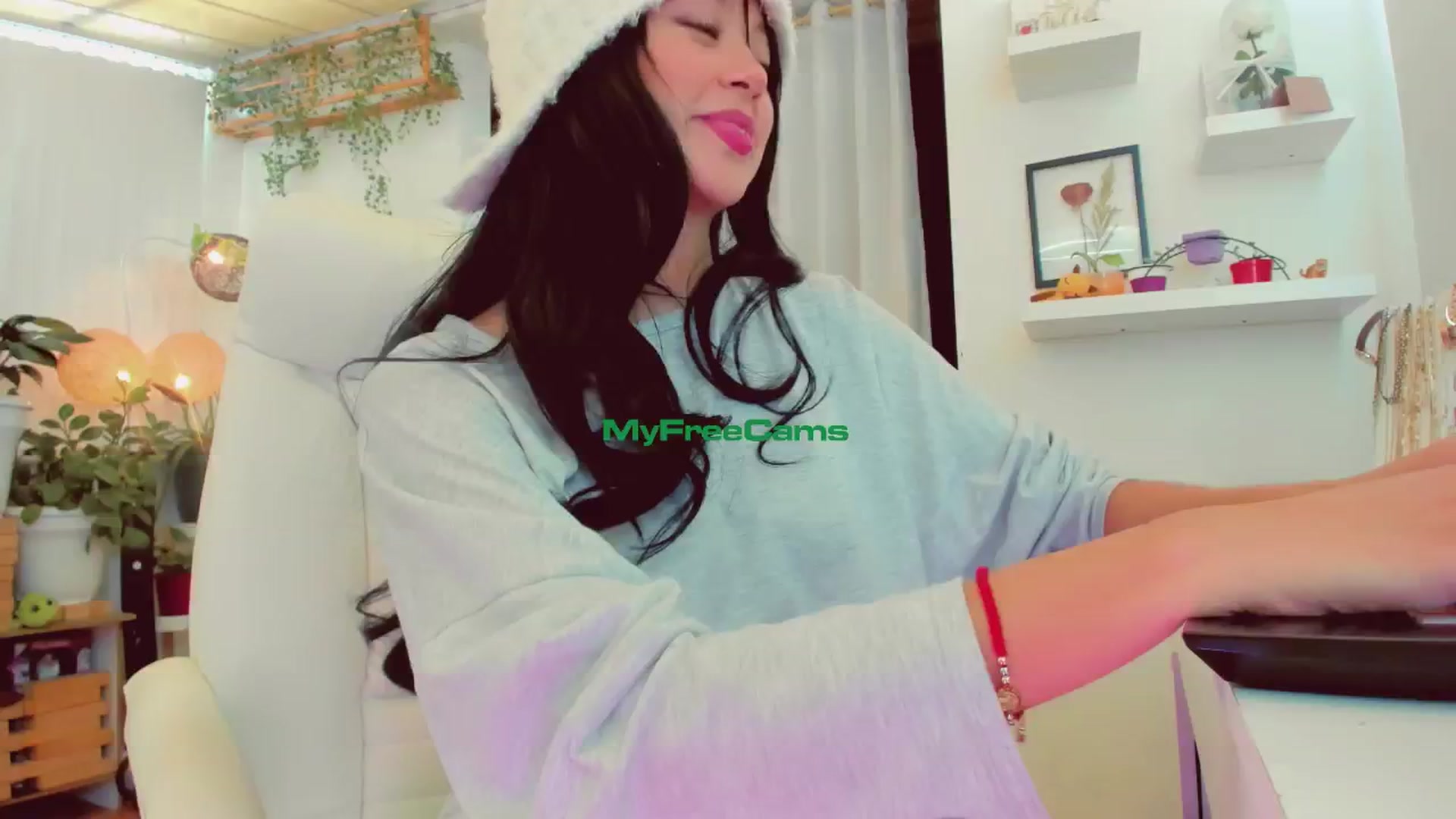 Gallery image thumbnail from AngelicRossy's myfreecams stream on, 07/12/2024, 18:43 image 18 of 20