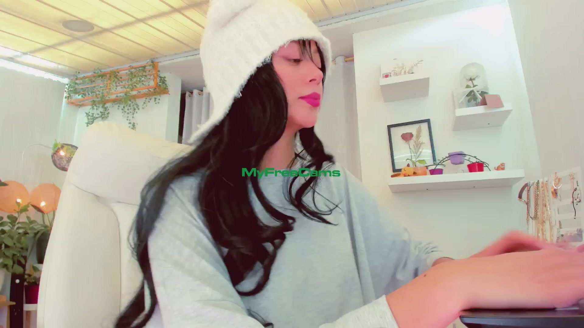 Gallery image thumbnail from AngelicRossy's myfreecams stream on, 07/12/2024, 18:43 image 1 of 20