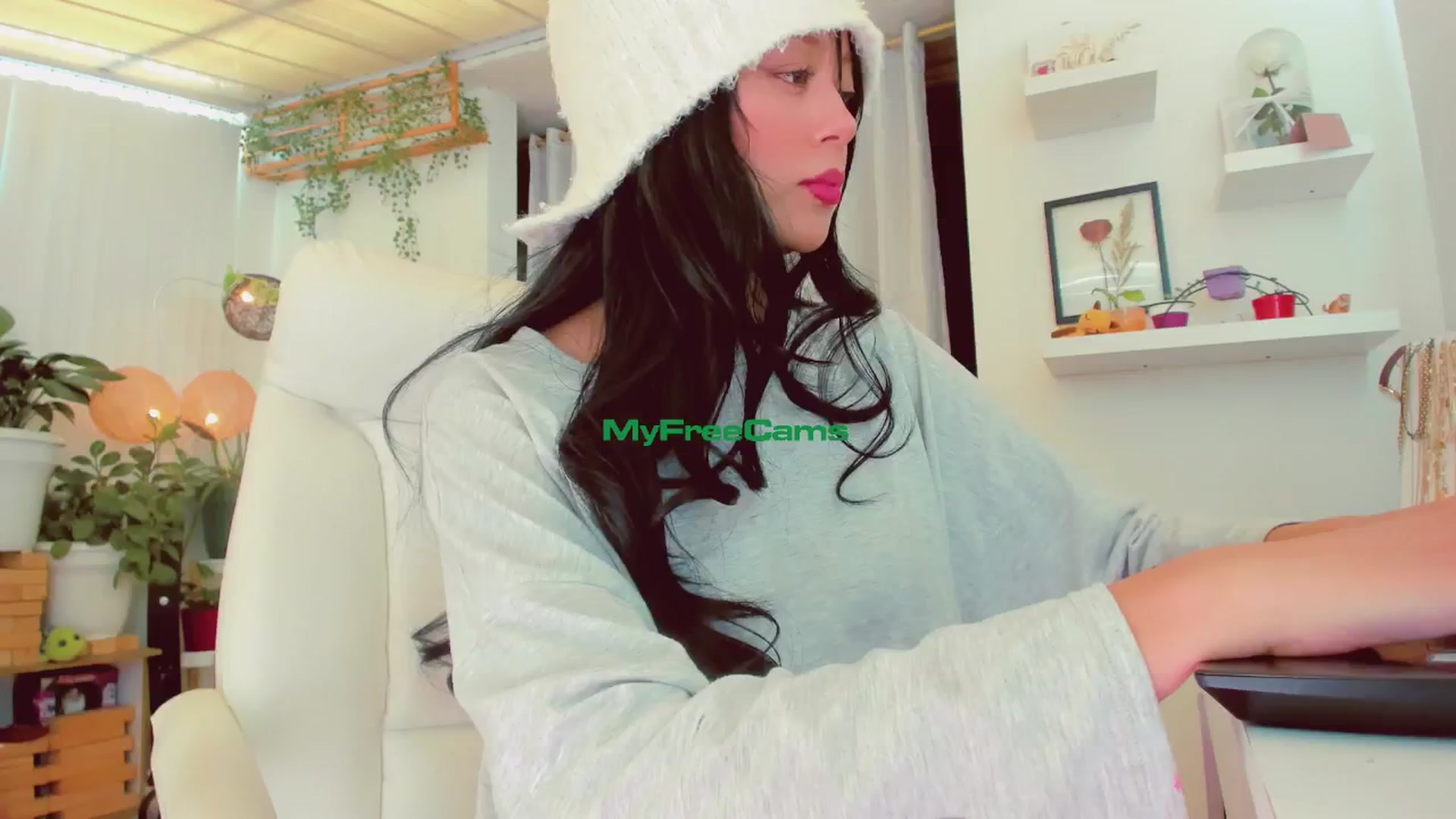 Gallery image thumbnail from AngelicRossy's myfreecams stream on, 07/12/2024, 18:43 image 13 of 20